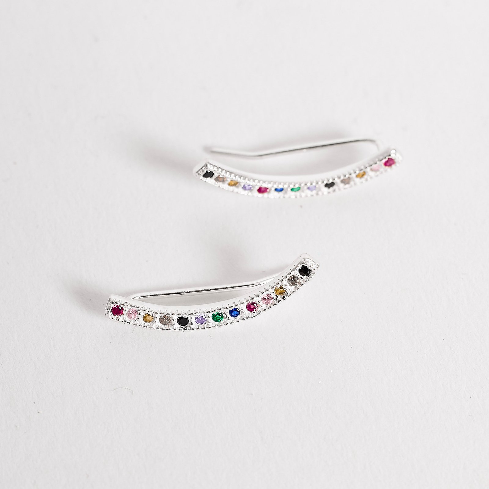 Brinco ear cuff cravejado colorido