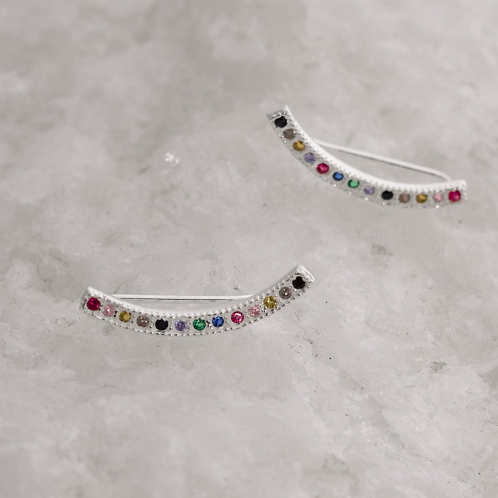Brinco ear cuff cravejado colorido