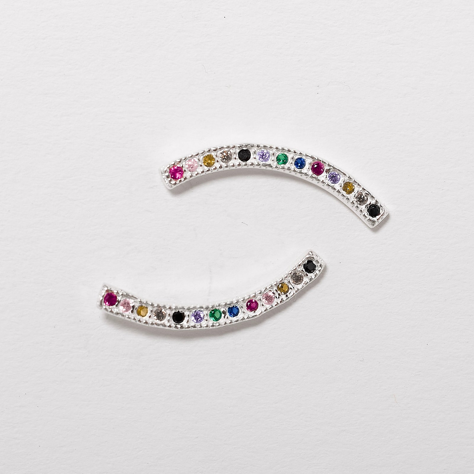 Brinco ear cuff cravejado colorido