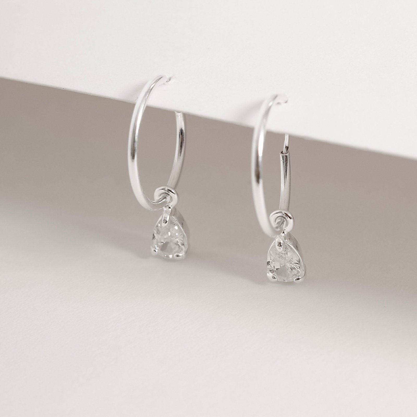 Argola 15mm pingente zircônia gota cristal
