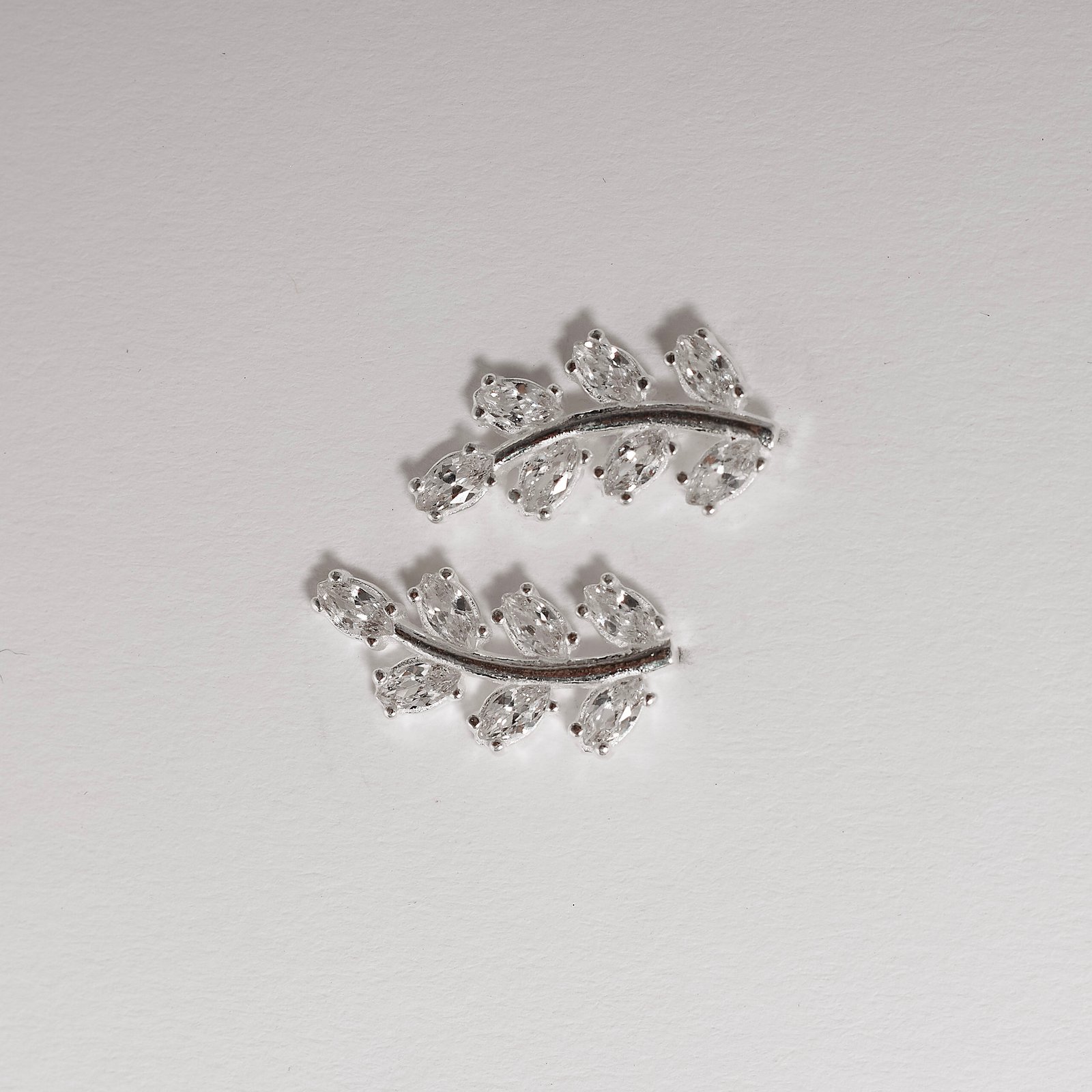 Brinco ear cuff hera com zircônias navete