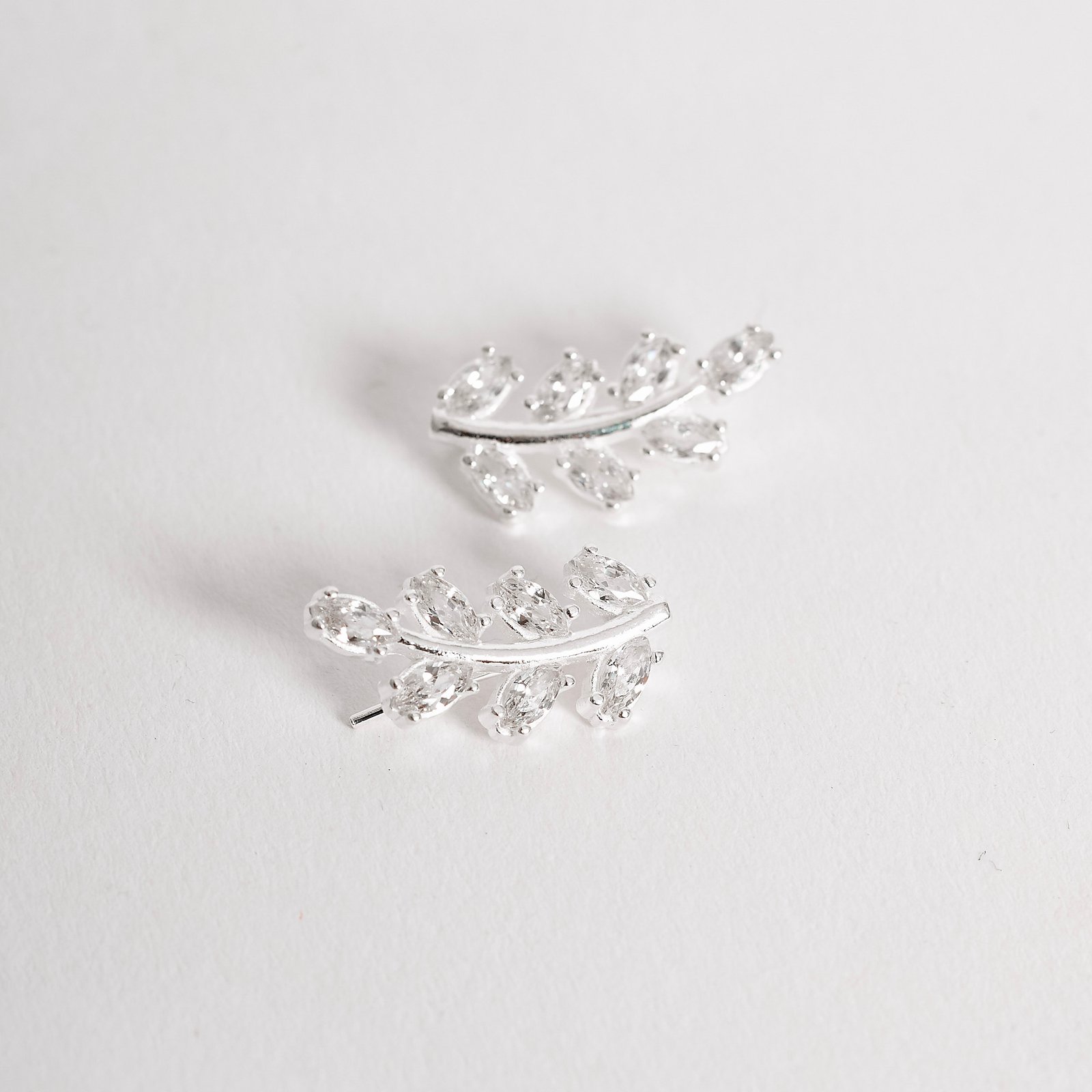 Brinco ear cuff hera com zircônias navete