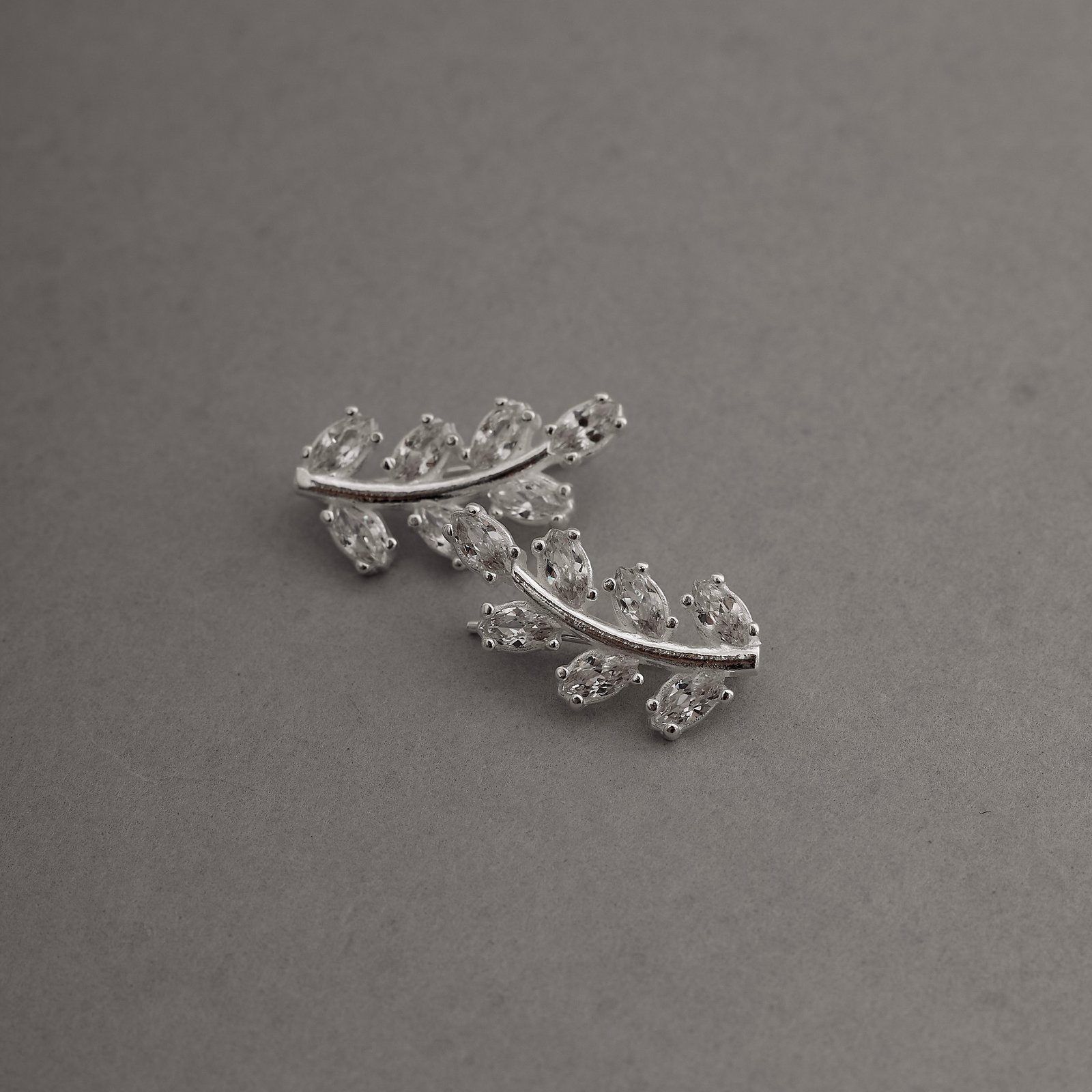 Brinco ear cuff hera com zircônias navete