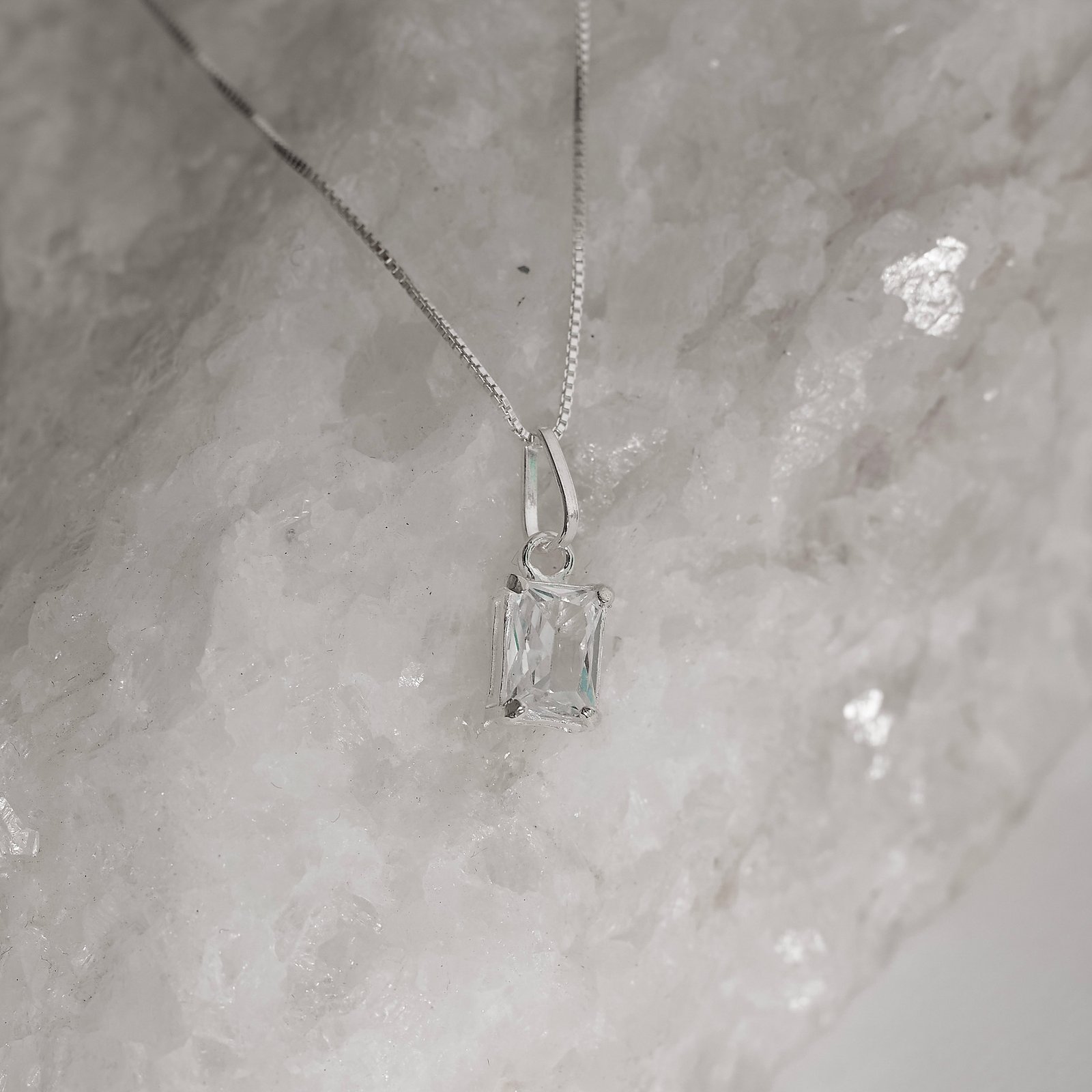 Colar pingente zircônia retangular cristal 7x5mm 45cm