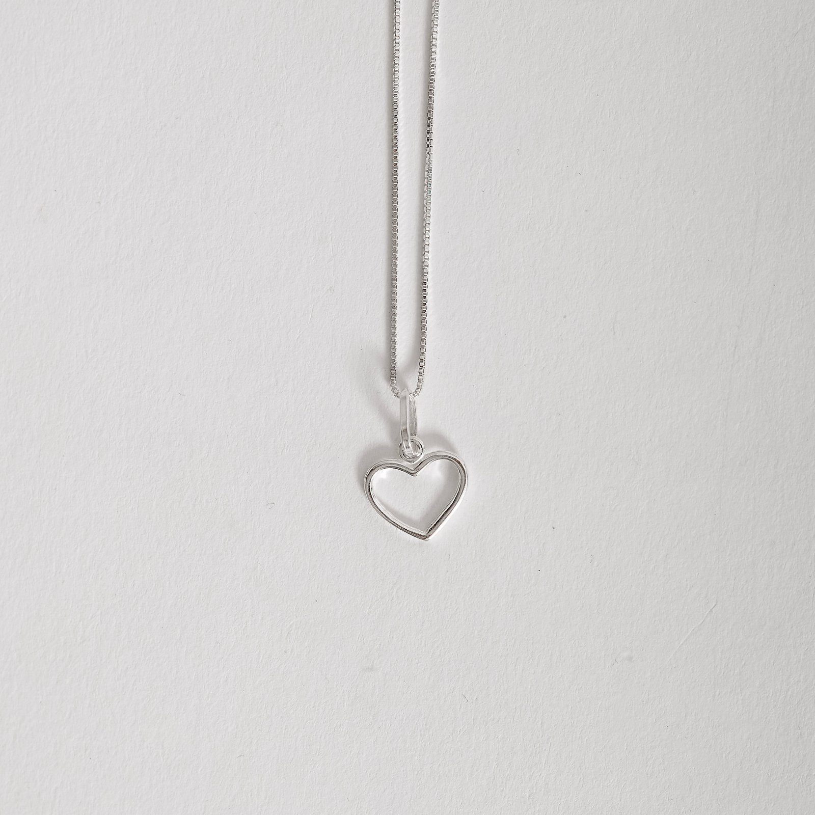Colar pingente coração vazado 12mm 40cm