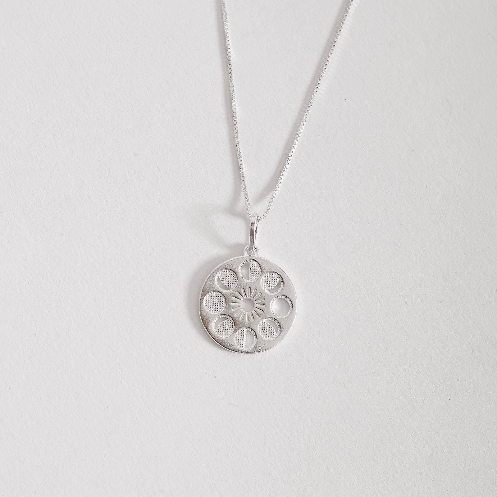 Colar pingente medalha fases da lua 17mm 45cm