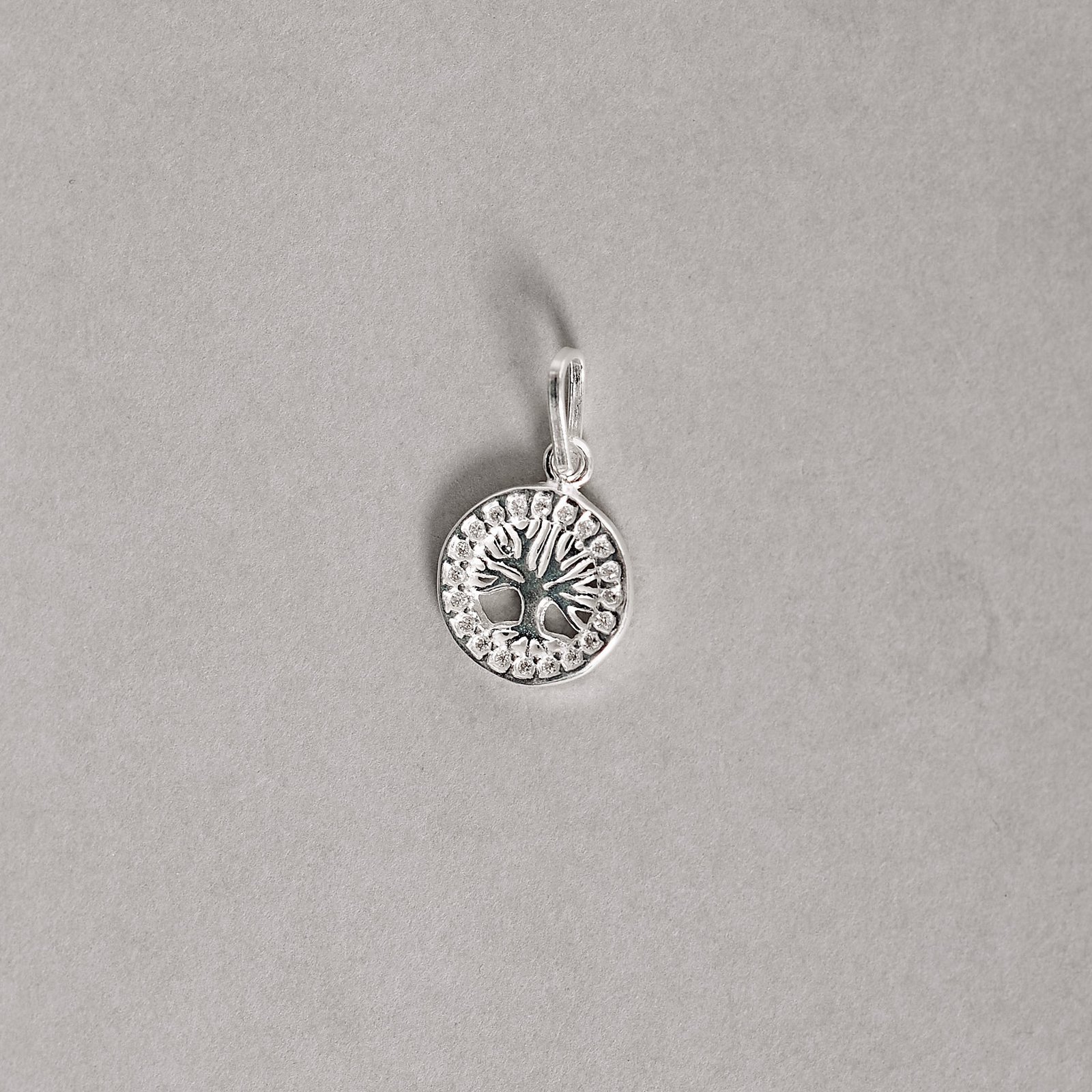 Pingente medalha vazada árvore da vida cravejada 12mm