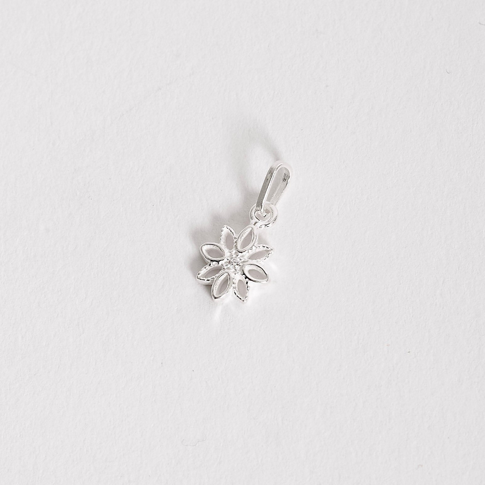 Pingente flor vazada 8mm