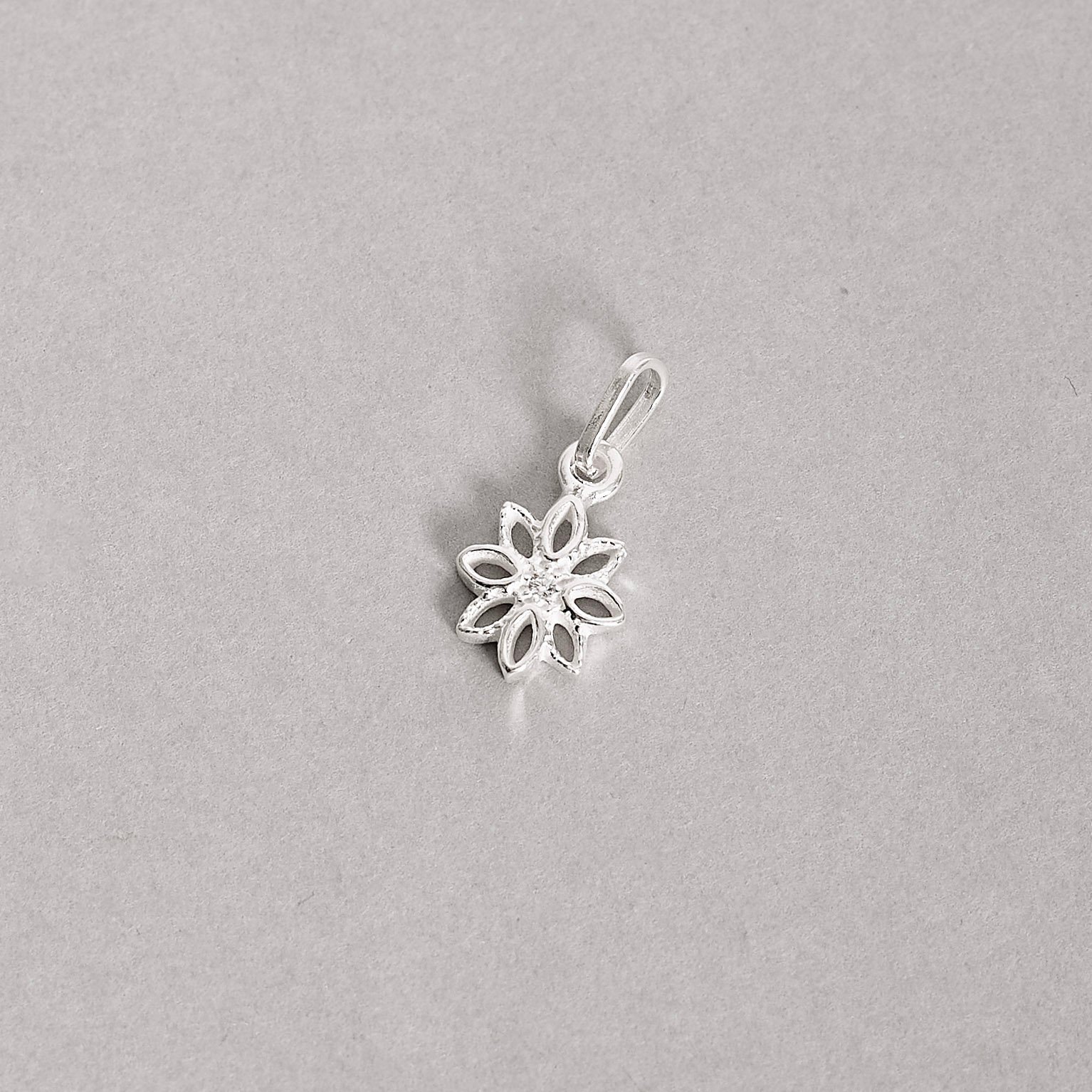 Pingente flor vazada 8mm