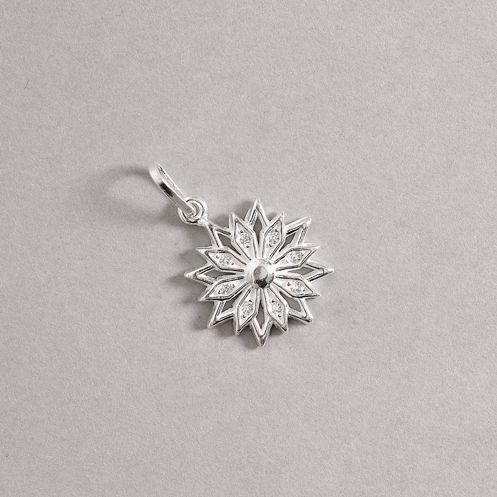 Pingente flor vazada cravejada 16mm