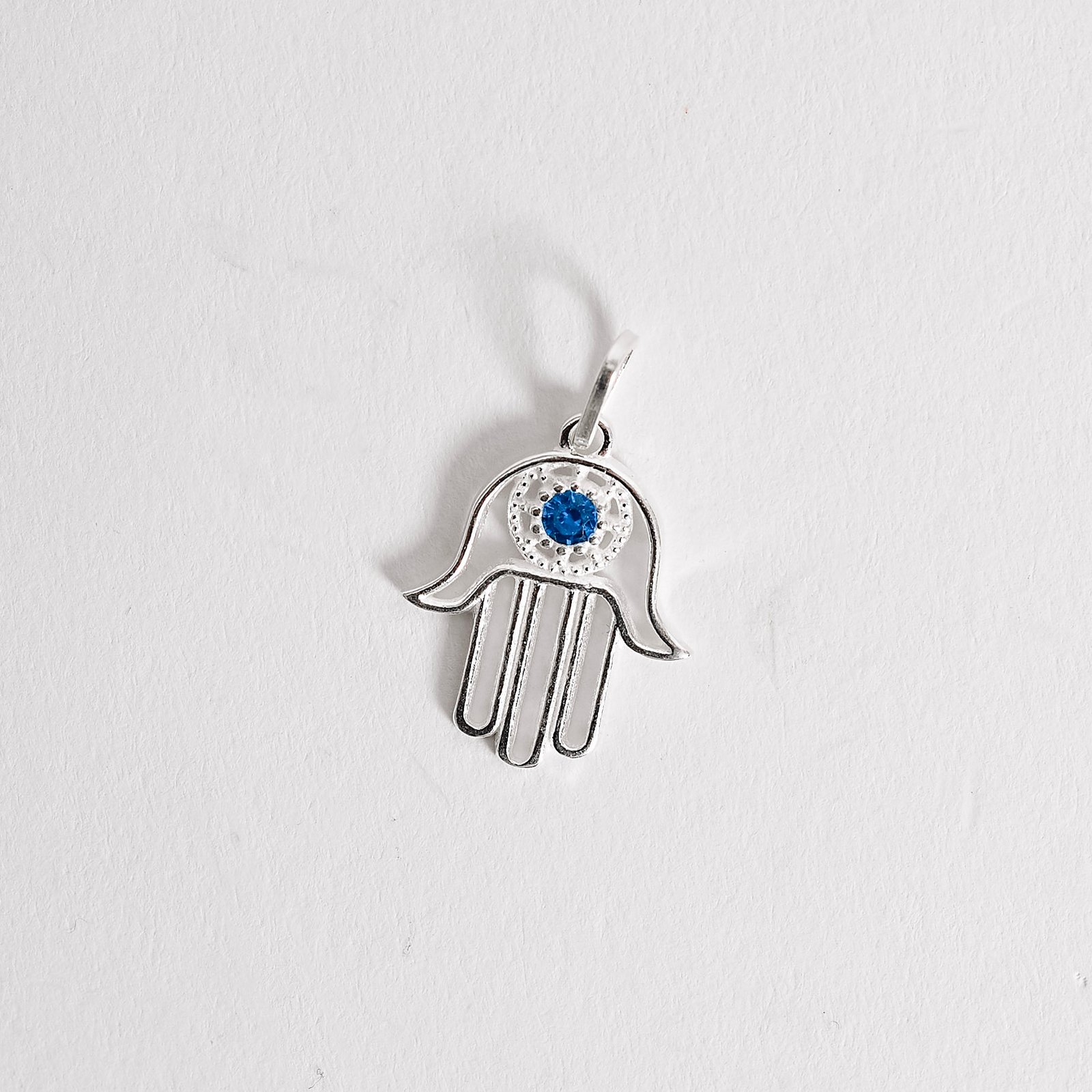 Pingente mão com zircônia 18mm