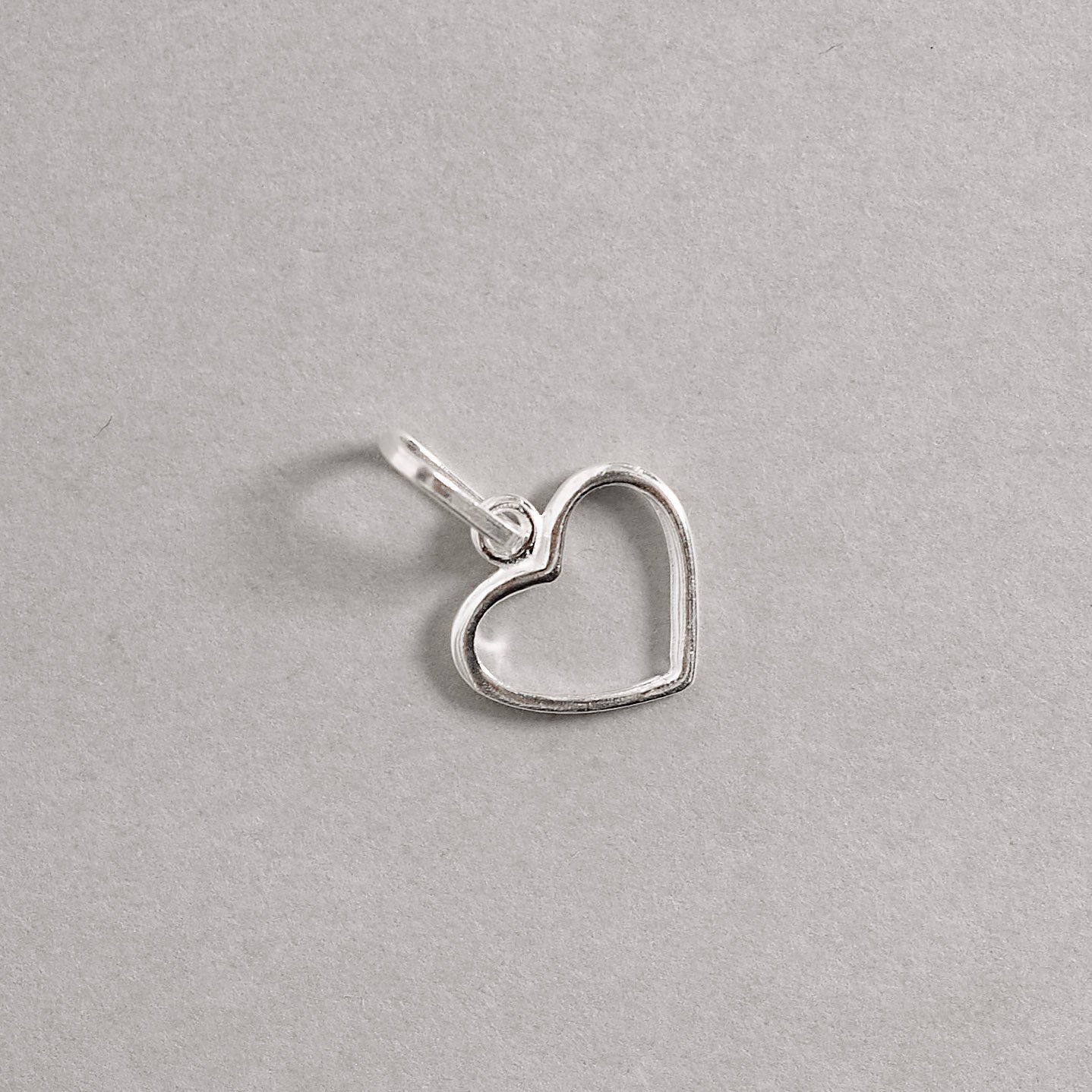 Pingente coração vazado 12mm
