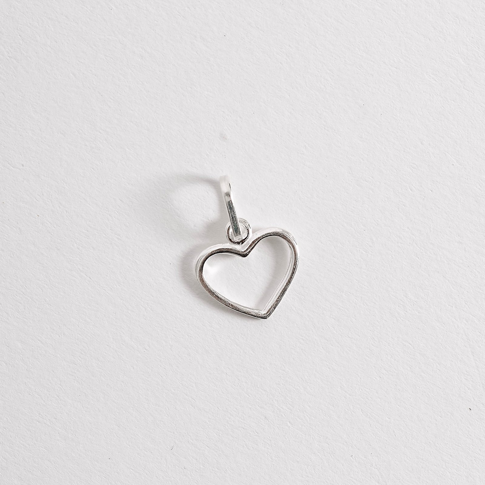 Pingente coração vazado 12mm