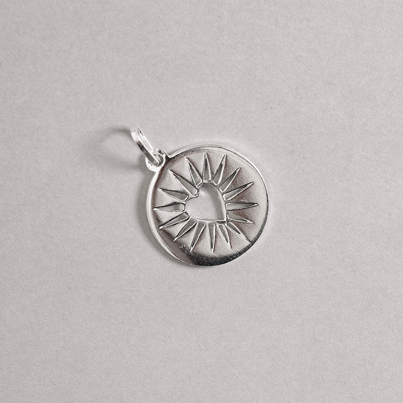 Pingente medalha coração com detalhes 18mm