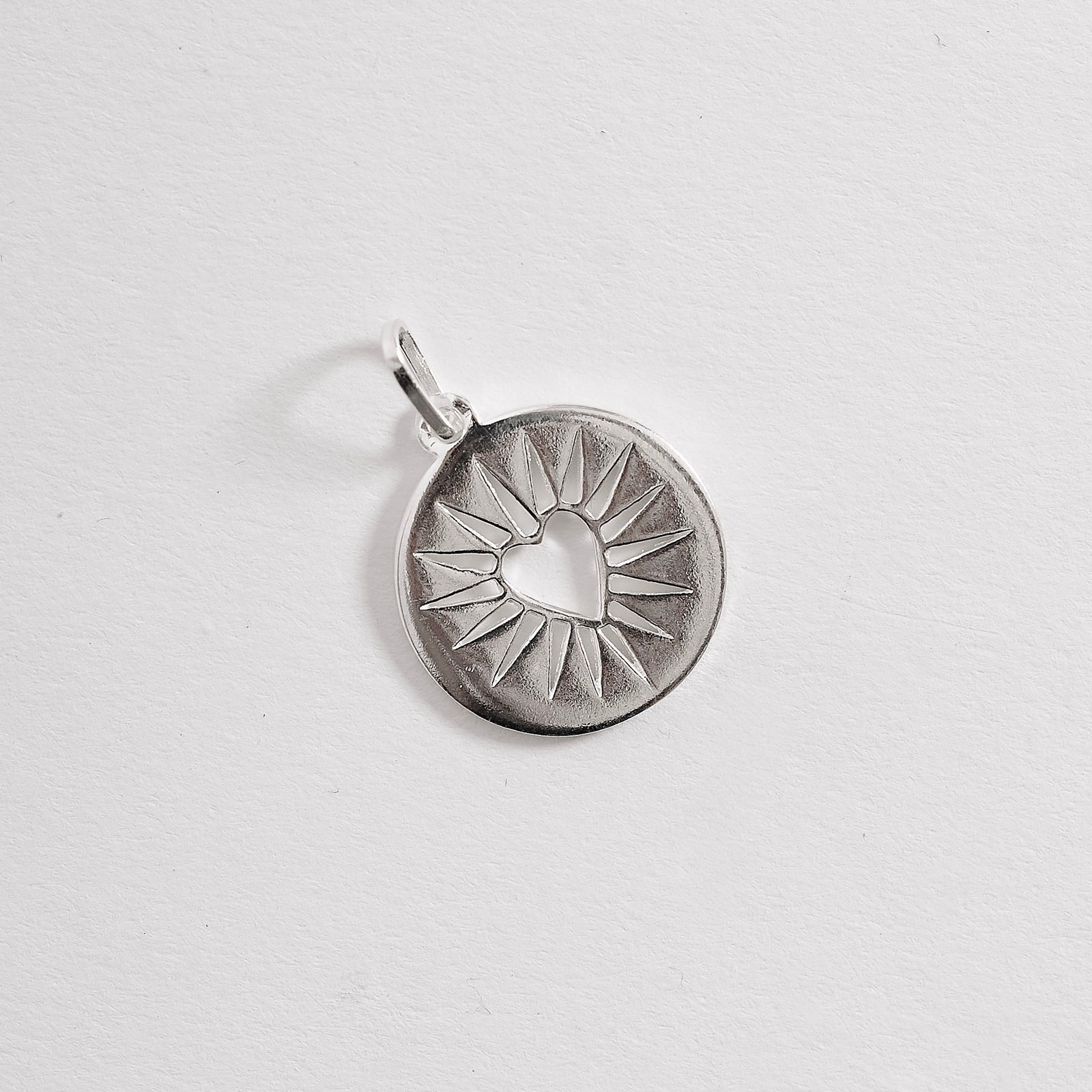Pingente medalha coração com detalhes 18mm