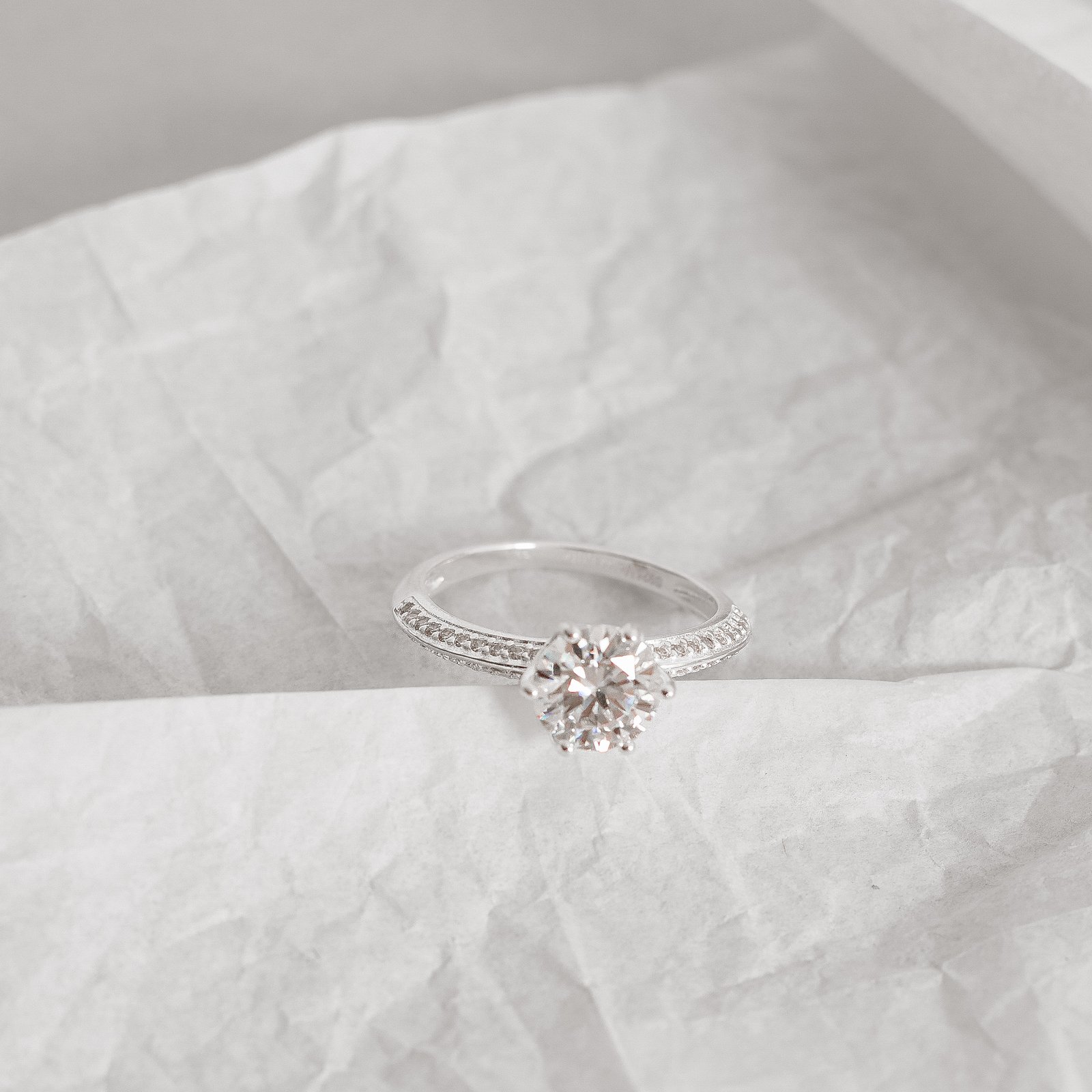 Anel solitário moissanite 7mm com duplo cravejado