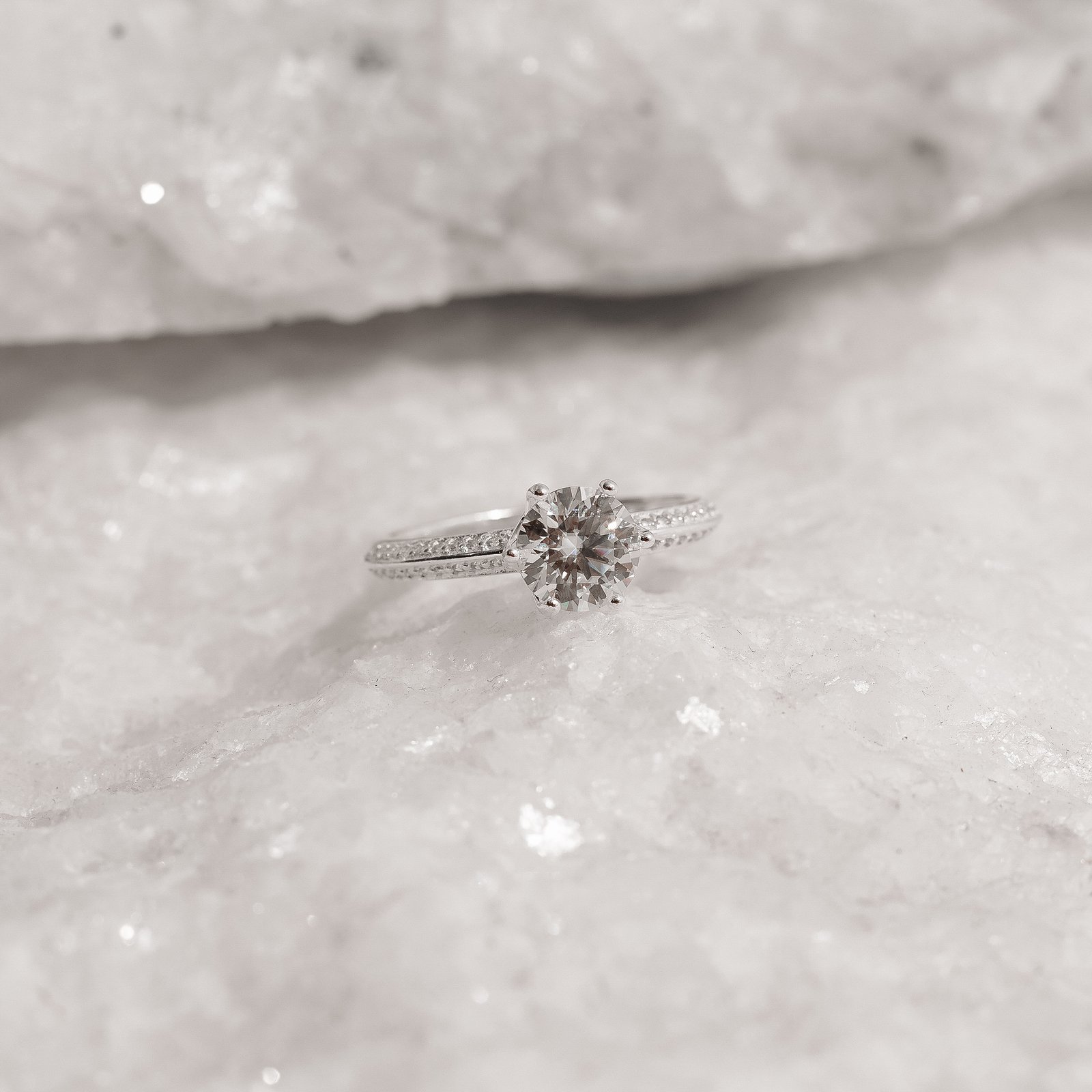 Anel solitário moissanite 7mm com duplo cravejado