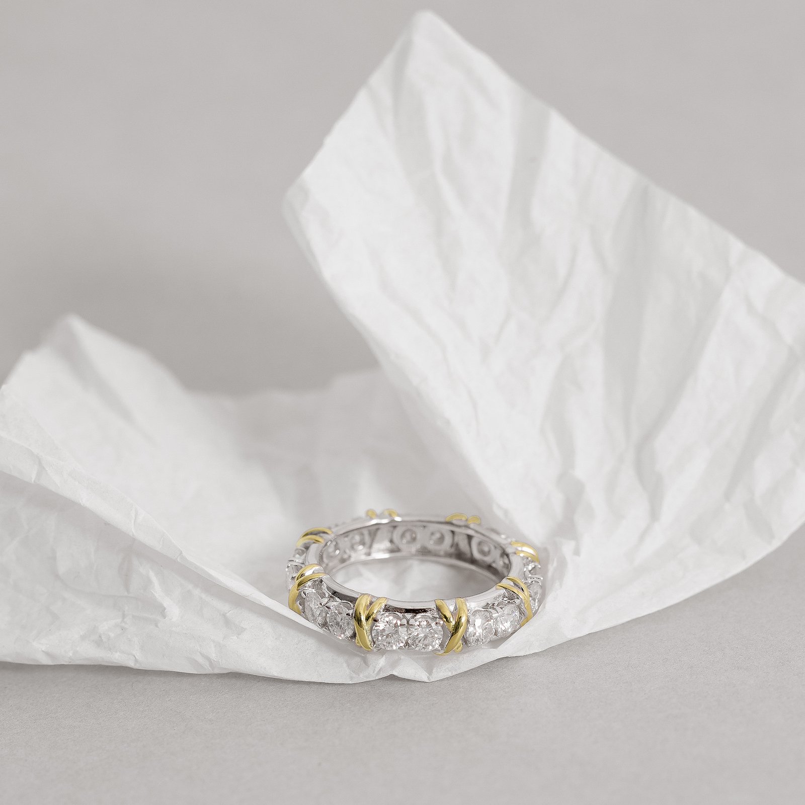 Anel aliança cravejada com moissanites 3mm detalhe ródio