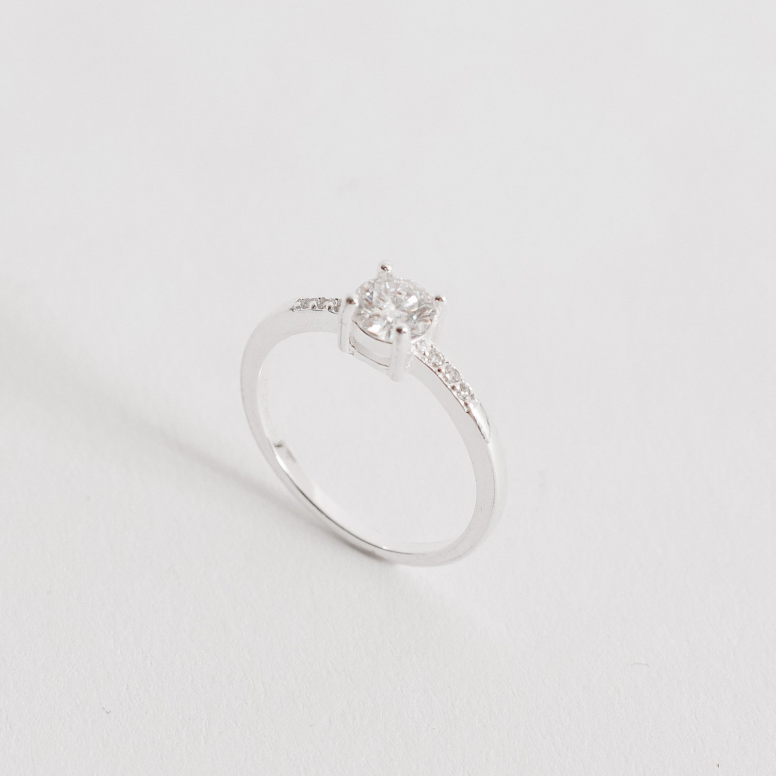 Anel solitário moissanite 5mm com cravejado embutido