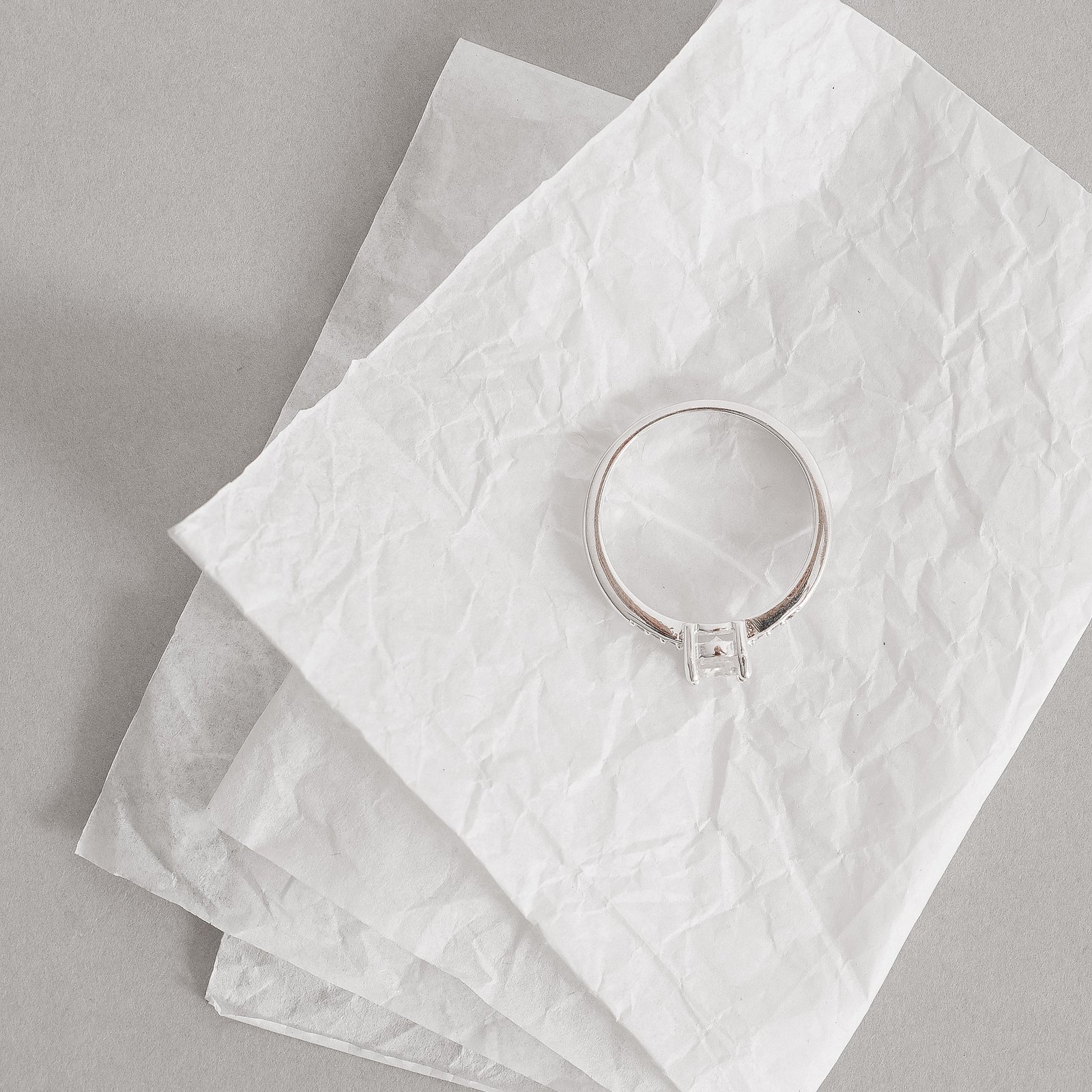 Anel solitário moissanite 5mm com cravejado embutido