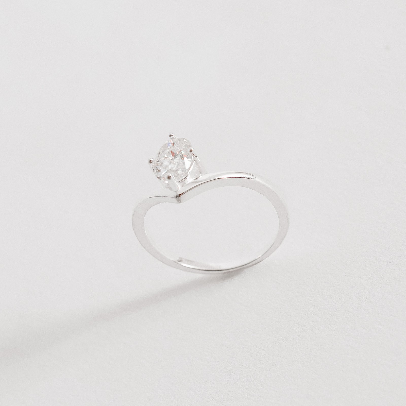 Anel v solitário moissanite oval 5x7mm