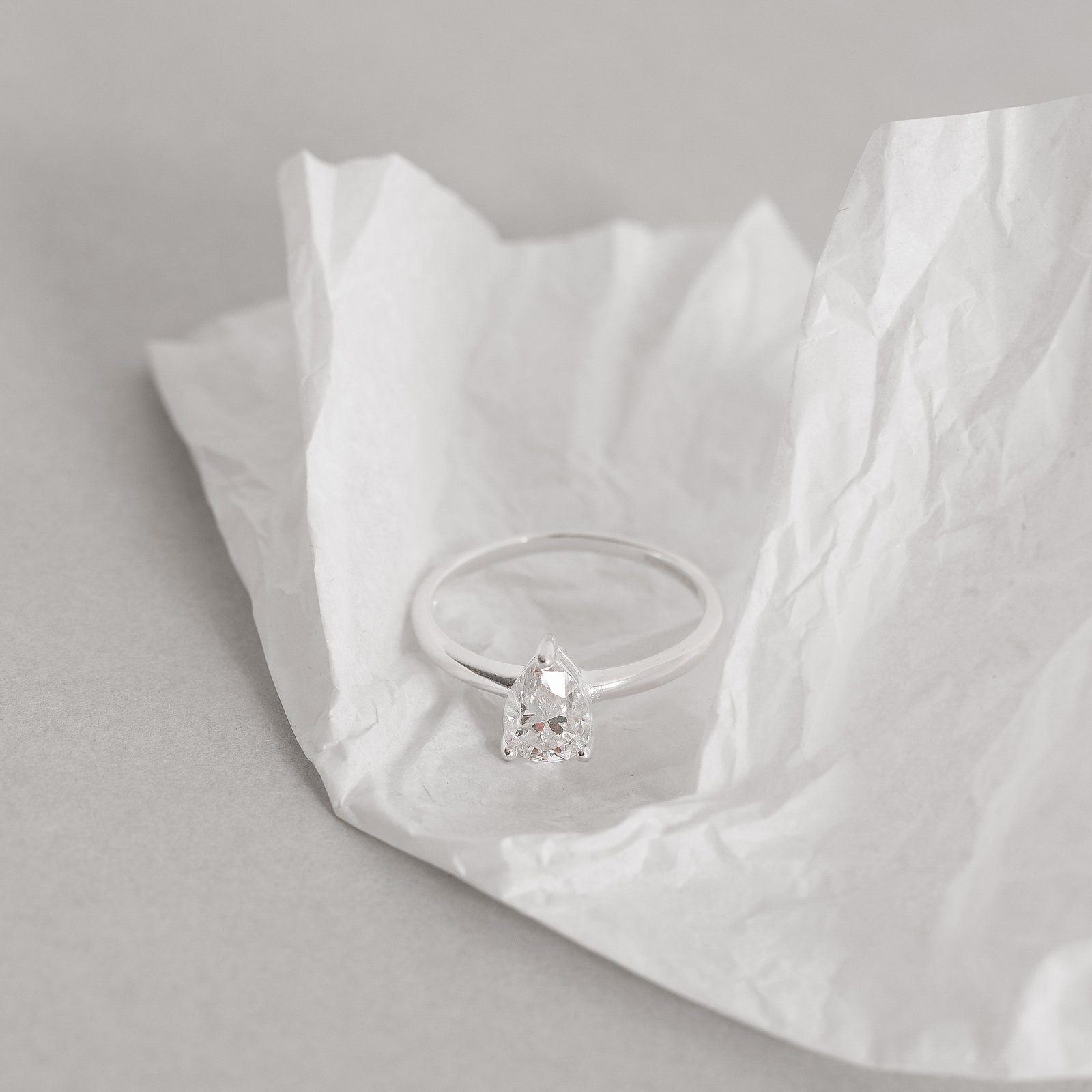 Anel solitário moissanite gota 5x7mm