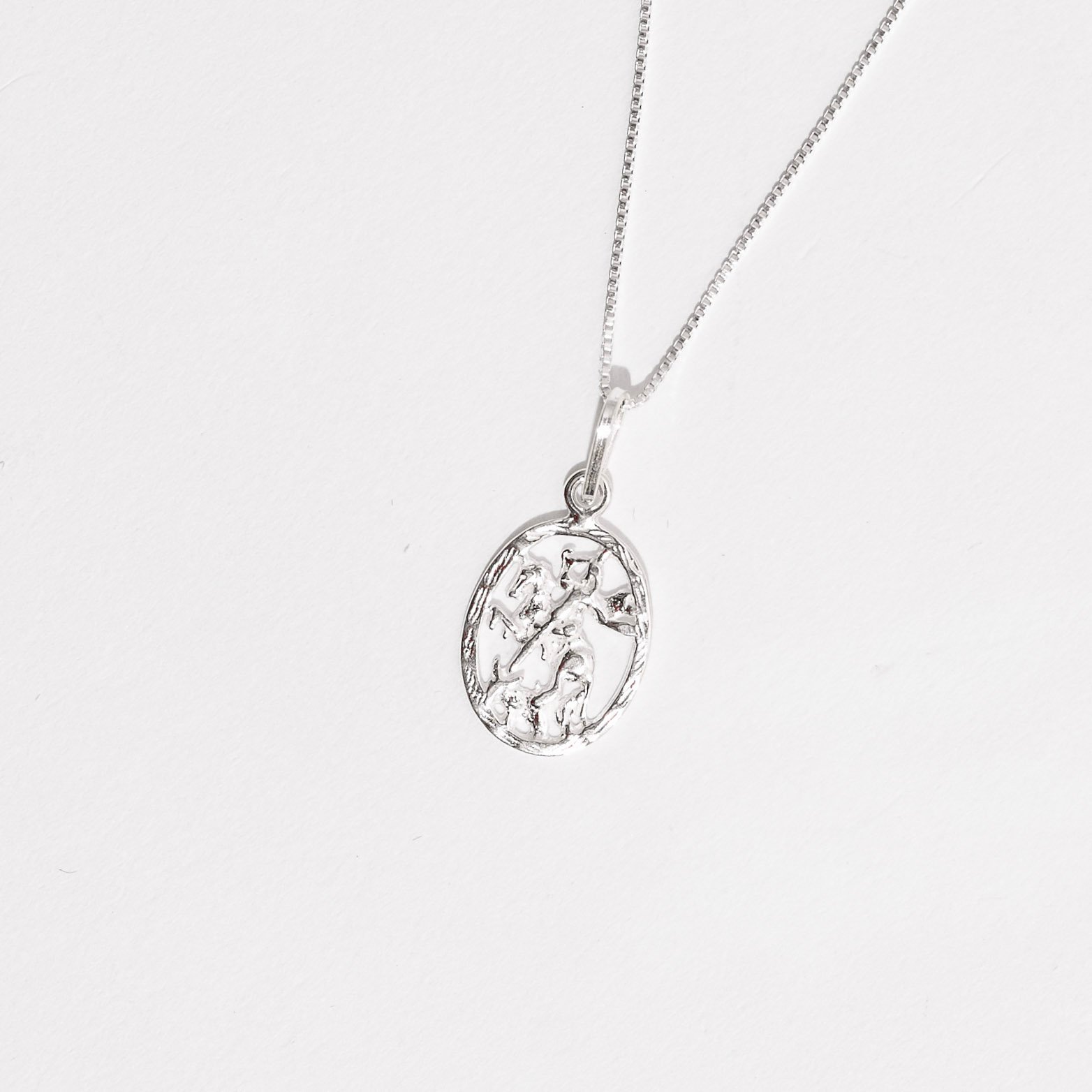 Colar pingente medalha São Jorge desenhada 14mm 45cm