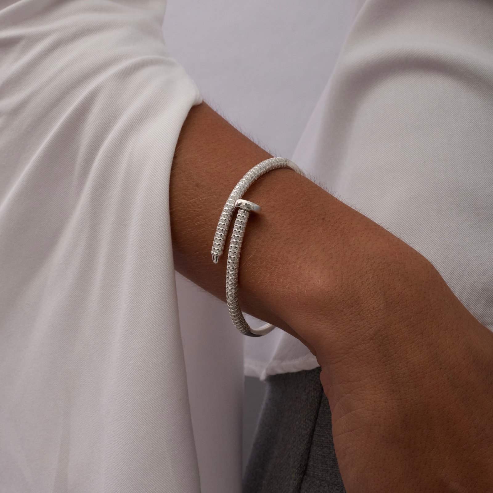 Bracelete pesado prego cravejado