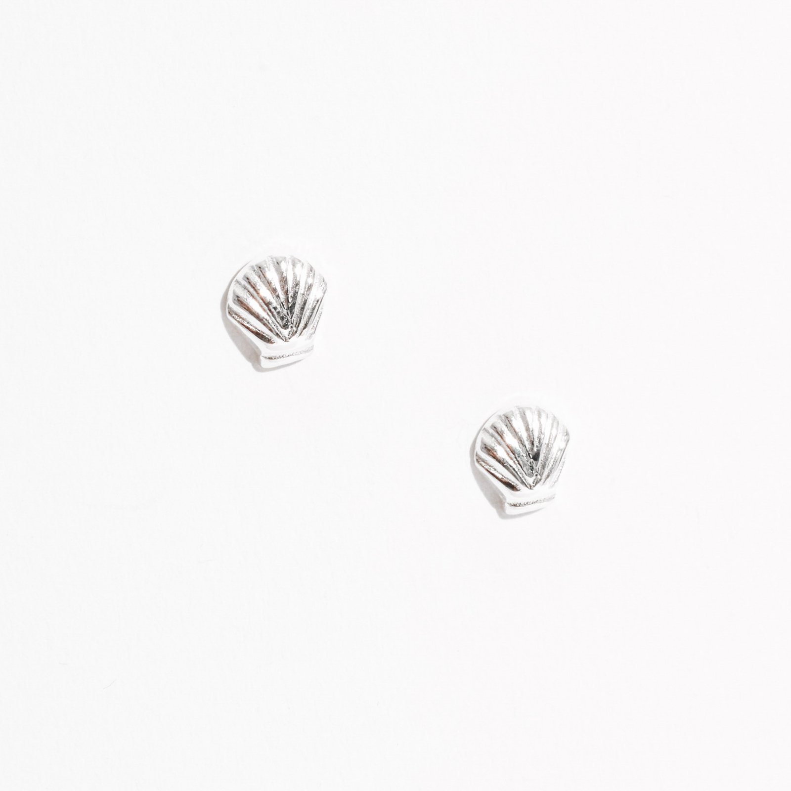 Brinco concha desenhada 7mm