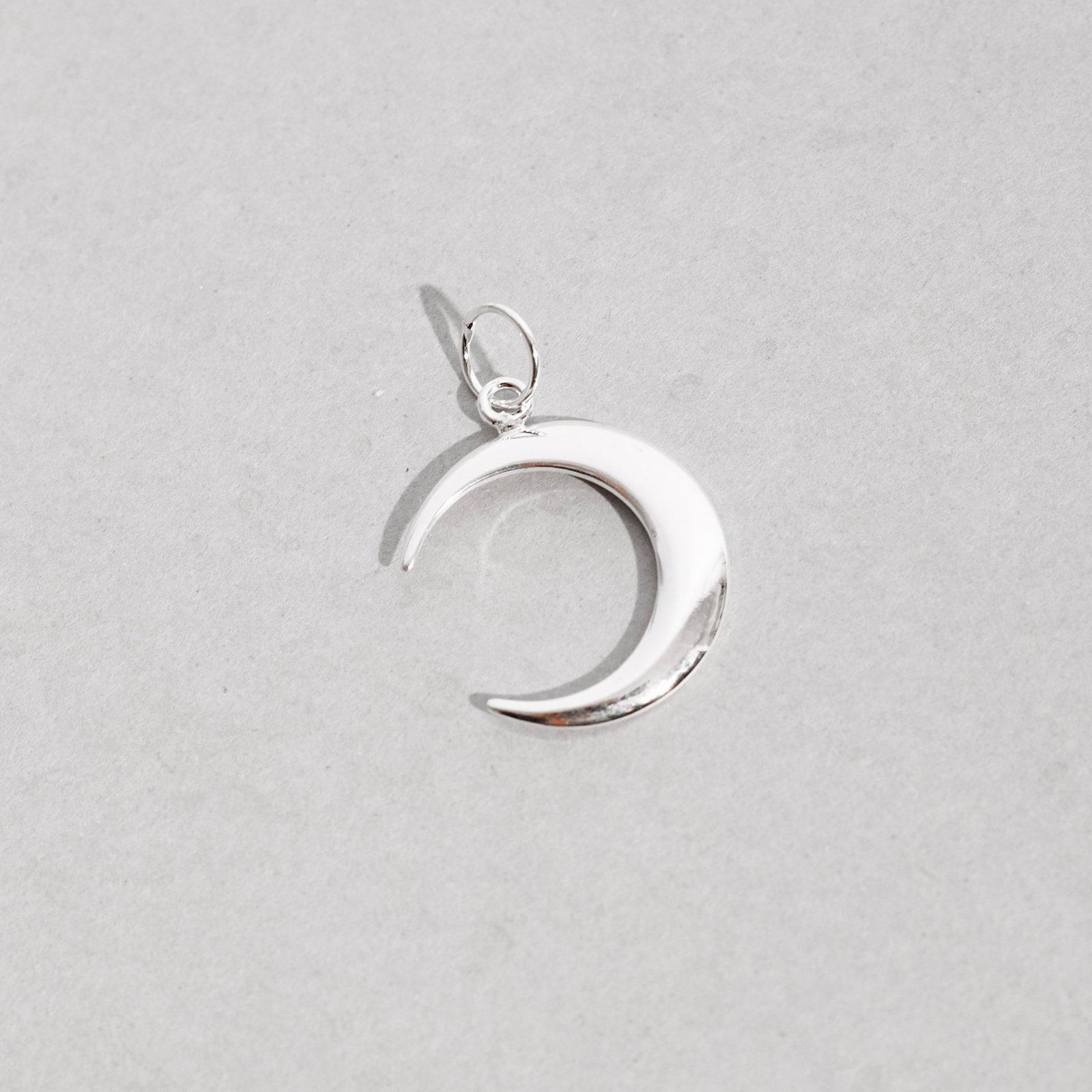 Pingente lua fina 16mm