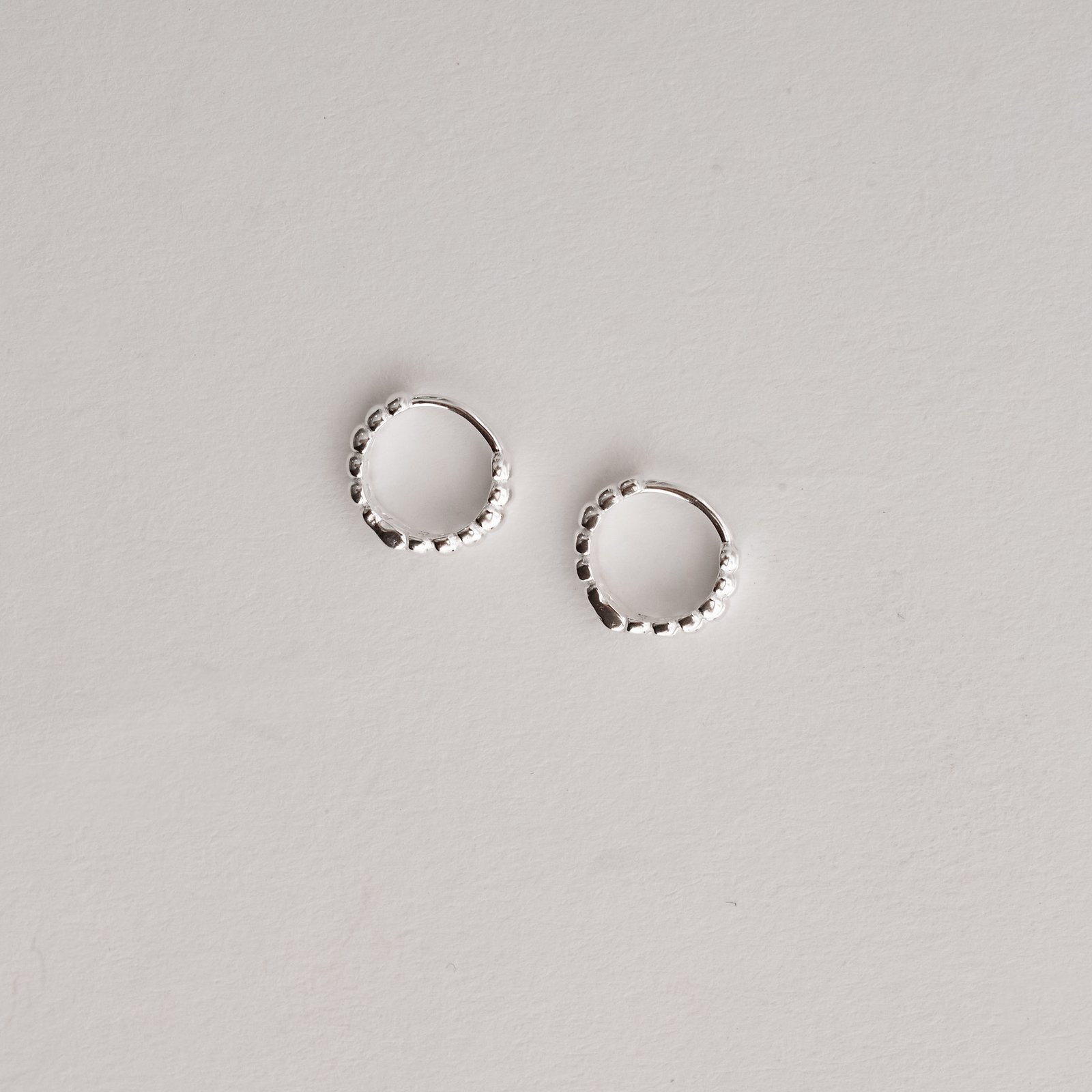 Argola click fio bolinhas 11mm