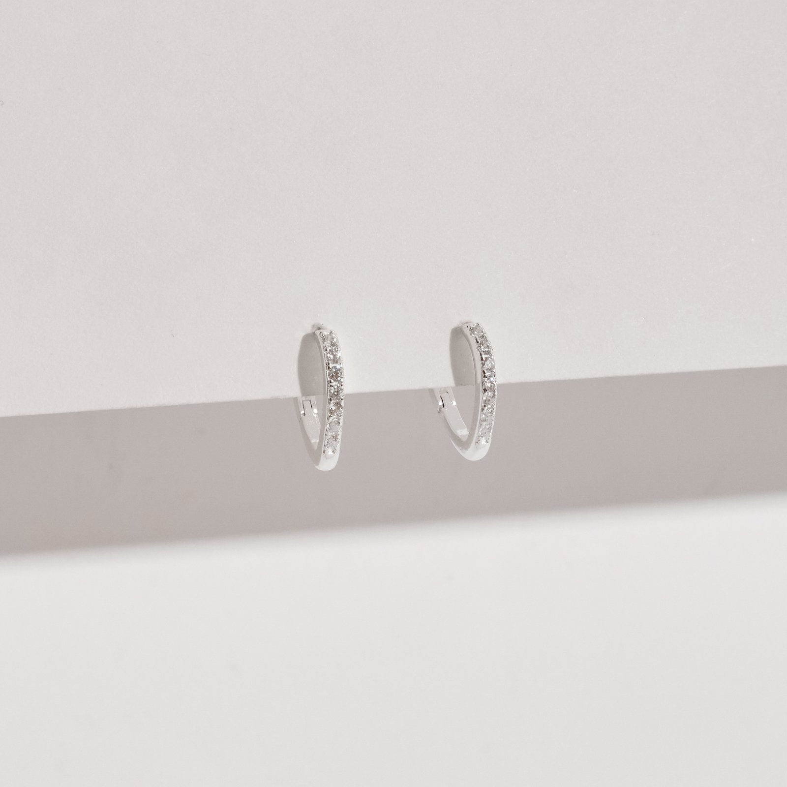 Argola click gota 13mm cravejada cristal