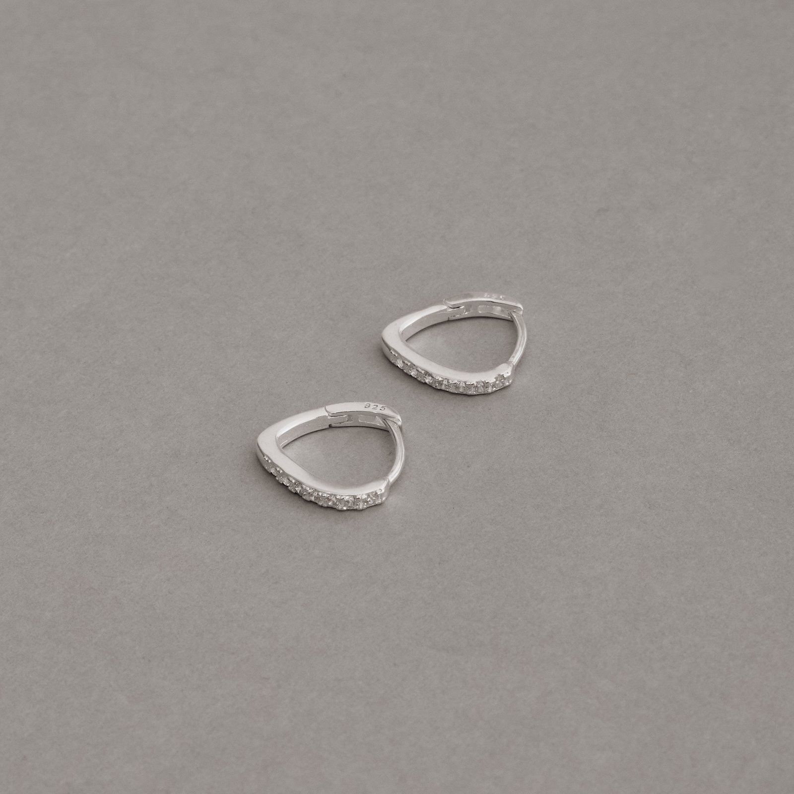Argola click gota 13mm cravejada cristal