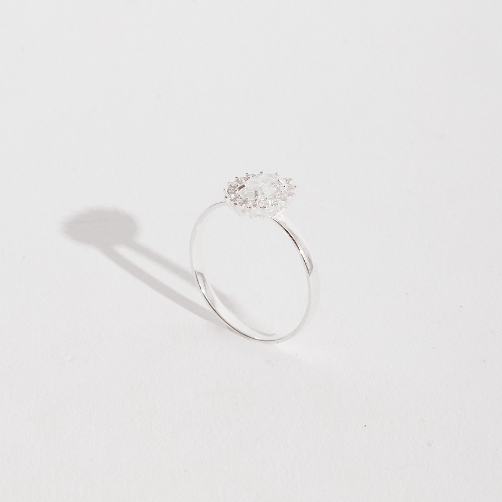 Anel zircônia oval cristal com cravejado