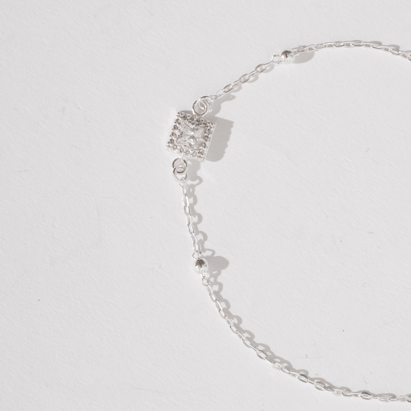 Pulseira entremeio quadrado cravejado 8mm com bolas