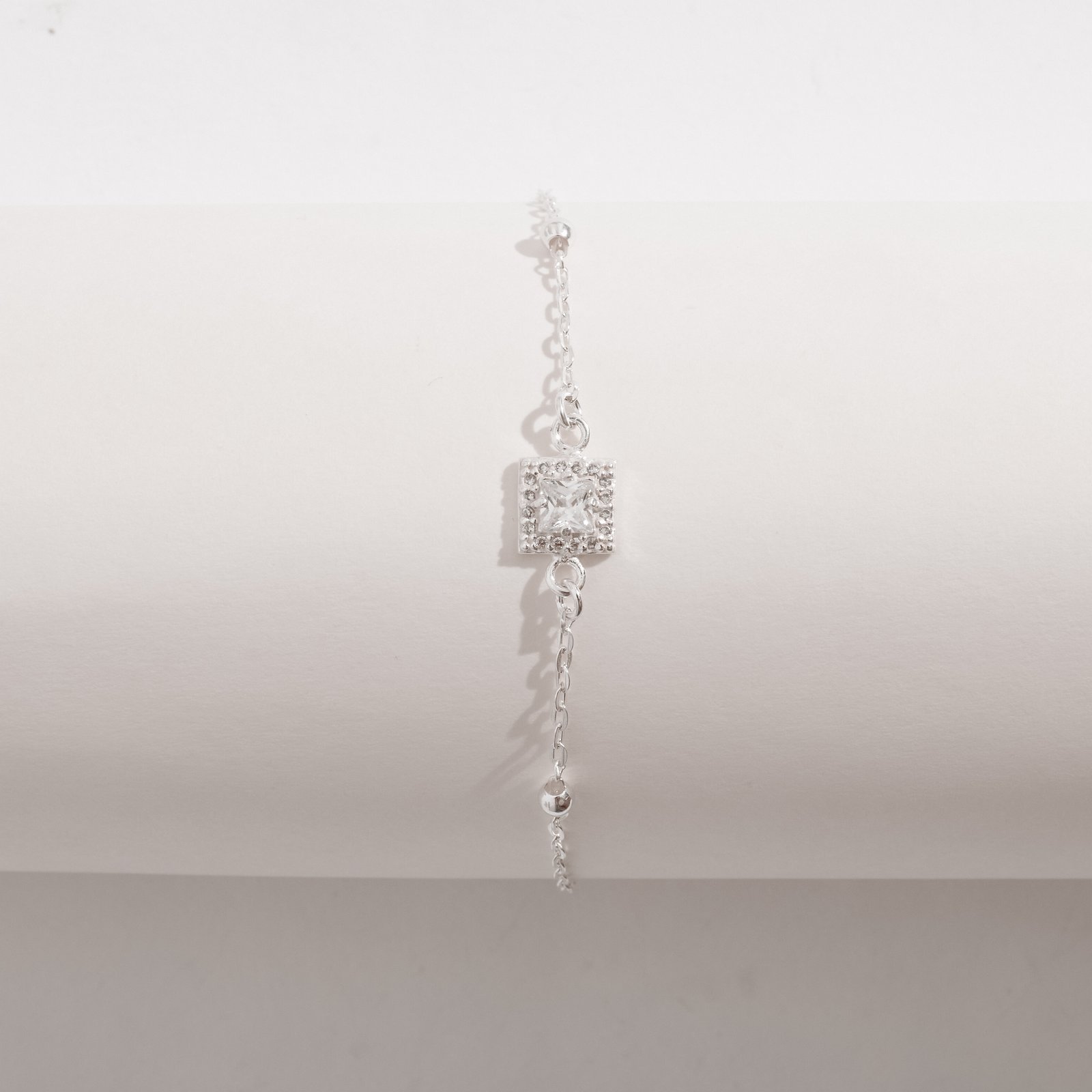 Pulseira entremeio quadrado cravejado 8mm com bolas
