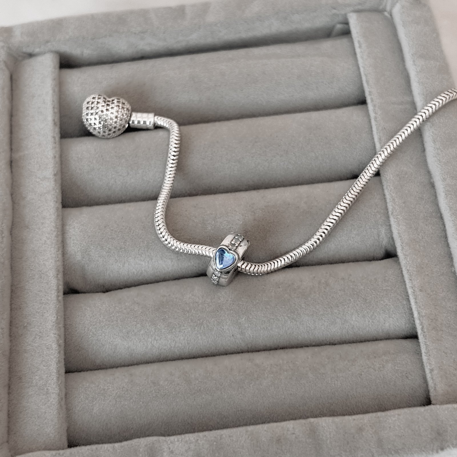 Berloque trava cravejada coração pedra da lua 12mm envelhecido