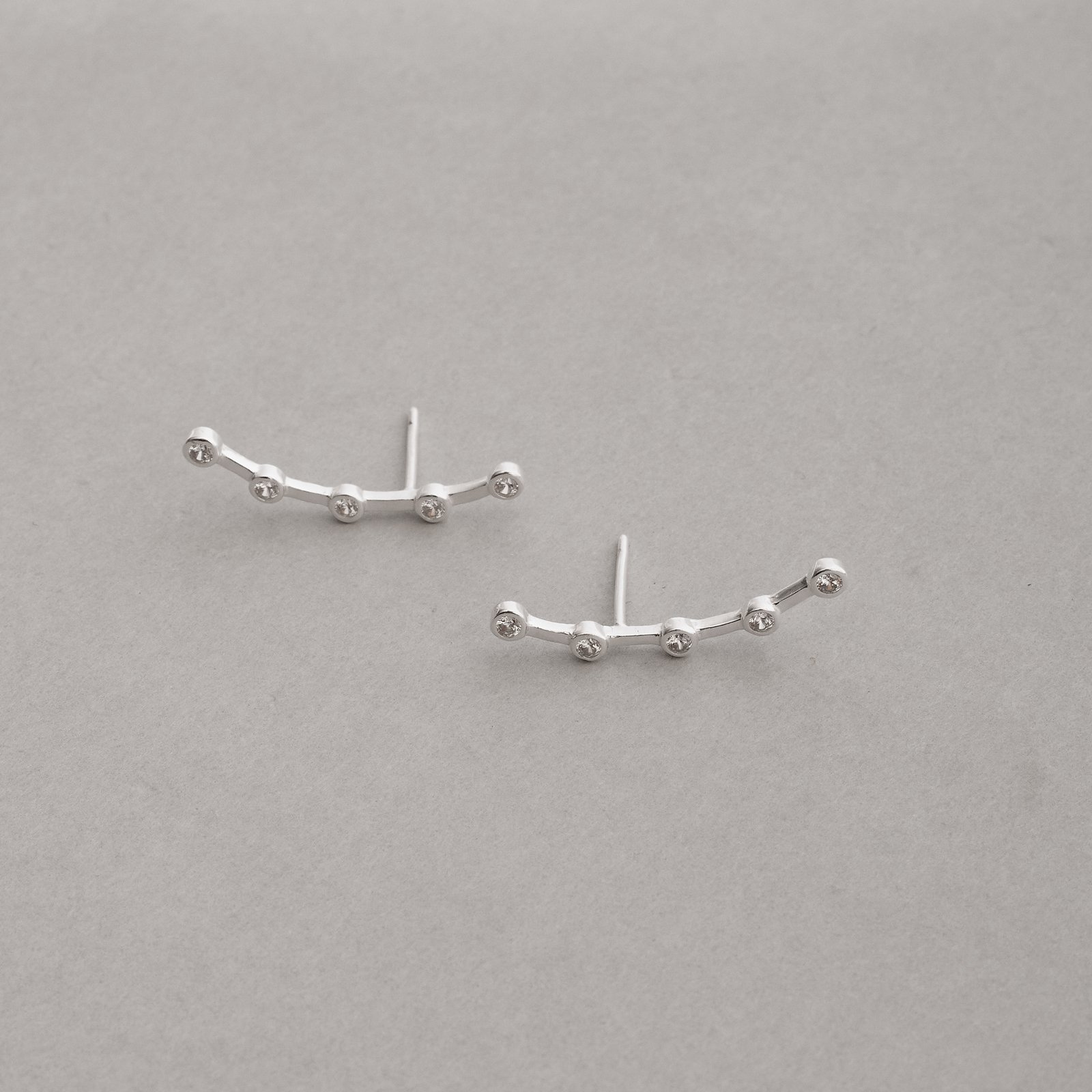Brinco ear cuff 5 zircônias embutidas tarraxa