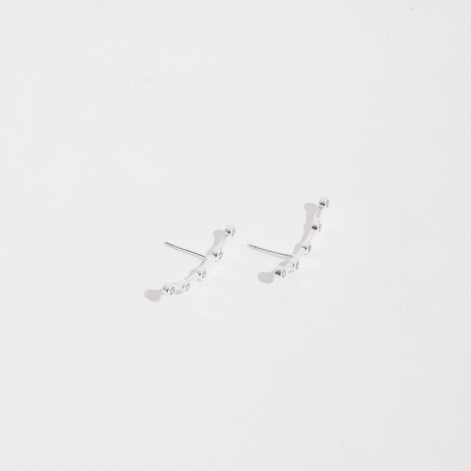 Brinco ear cuff 5 zircônias embutidas tarraxa