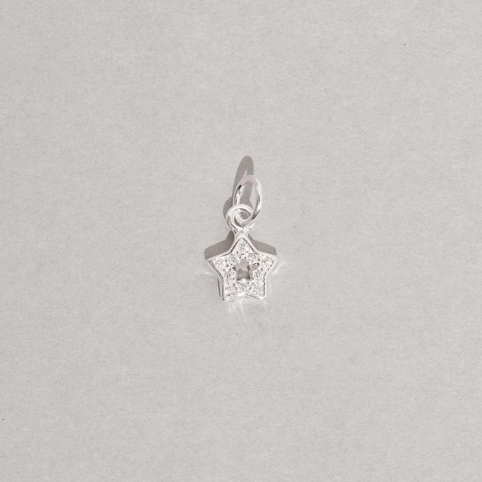 Pingente estrela vazada cravejada 7mm