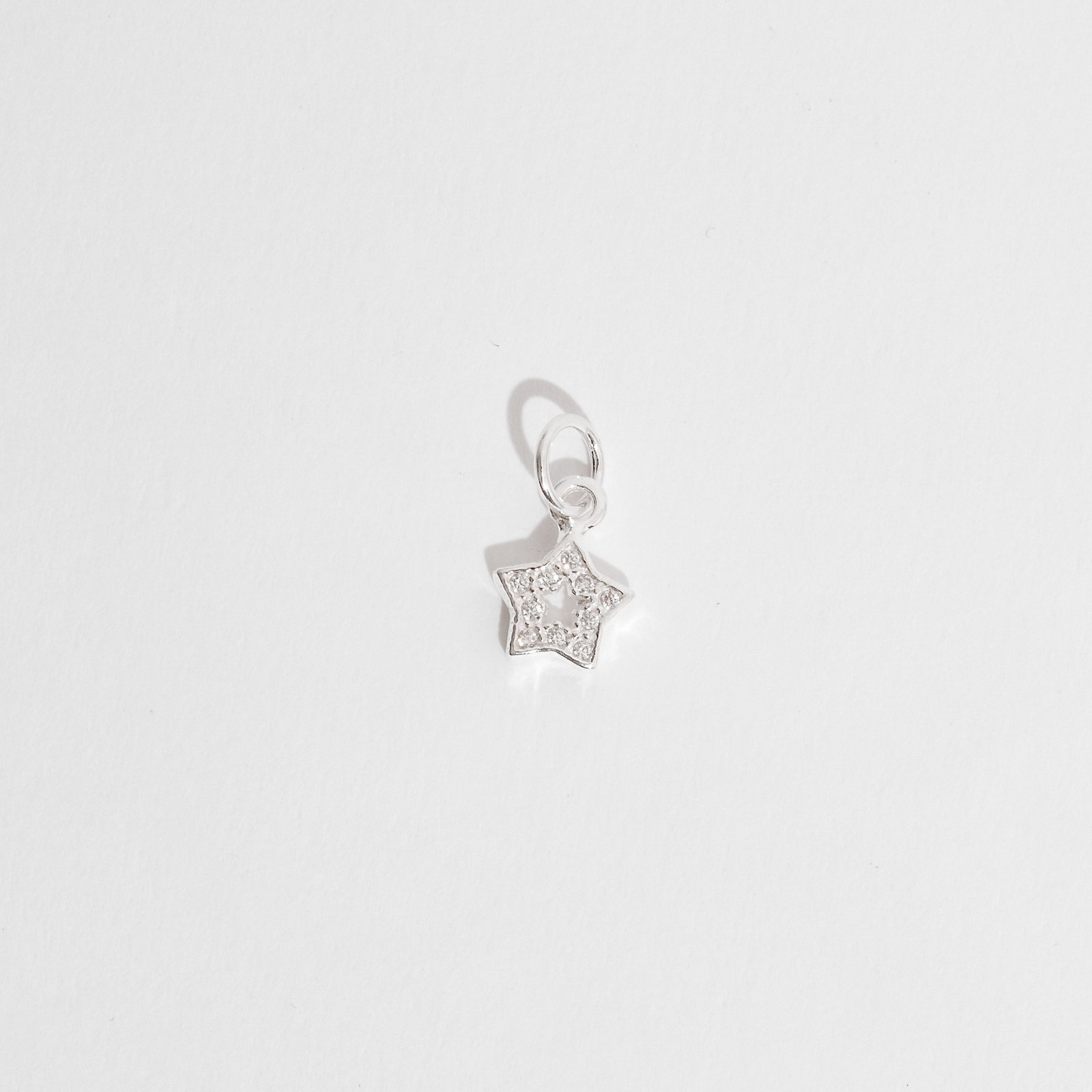 Pingente estrela vazada cravejada 7mm