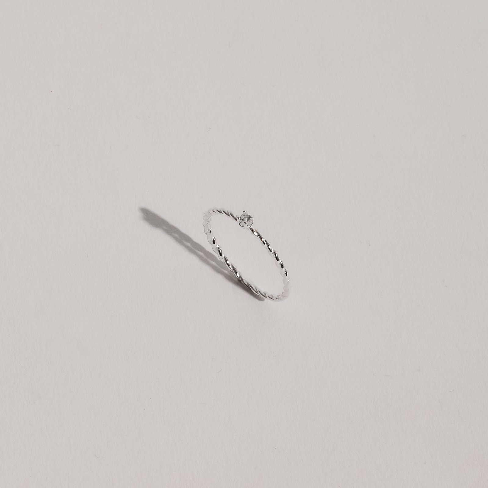 Anel torcido solitário 2mm