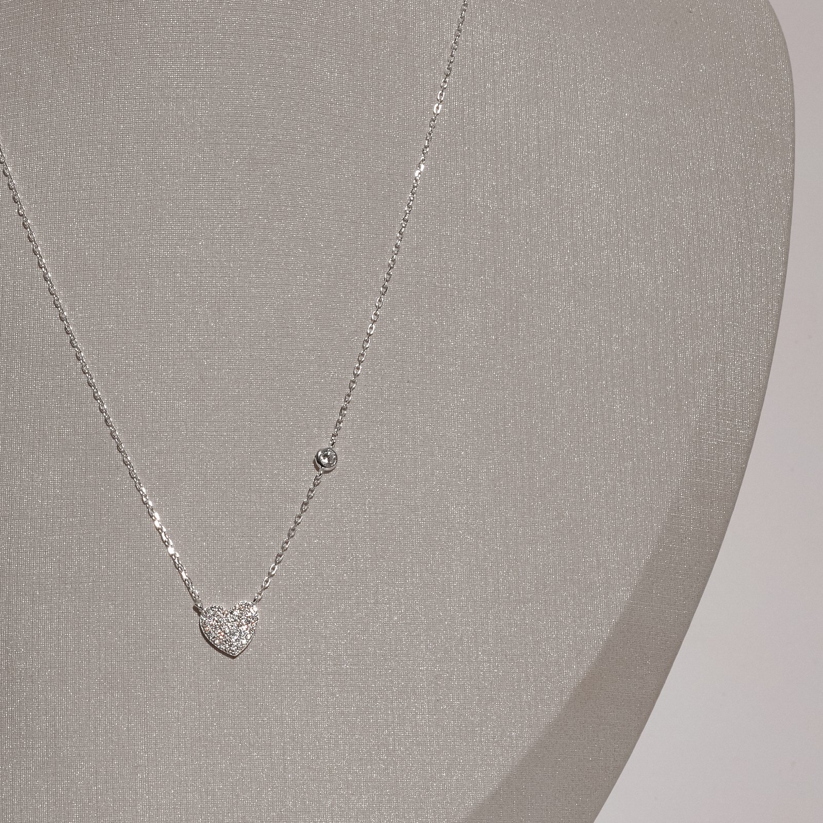 Colar entremeios coração cravejado 10mm e zircônia redonda corrente cadeado 40+5cm