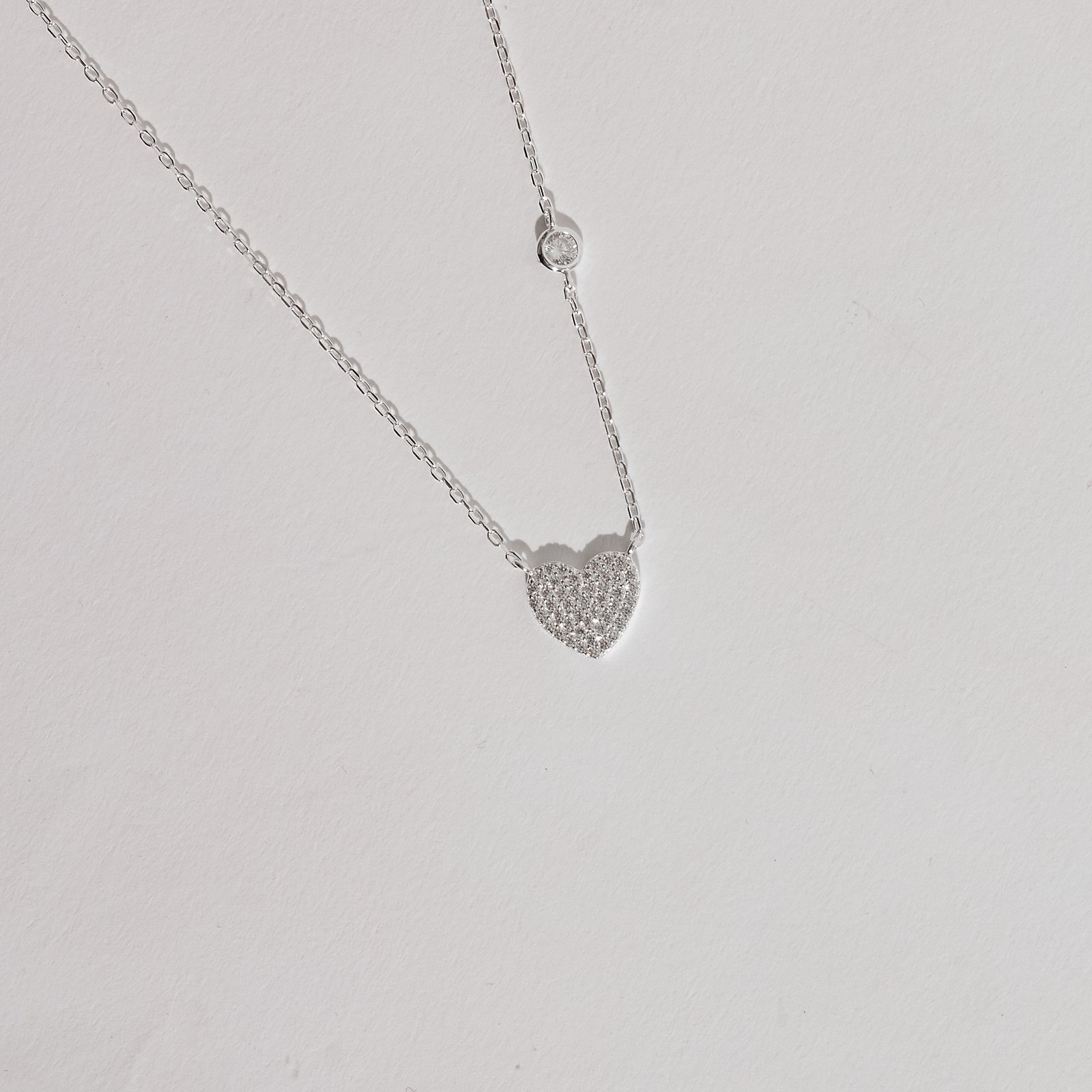Colar entremeios coração cravejado 10mm e zircônia redonda corrente cadeado 40+5cm