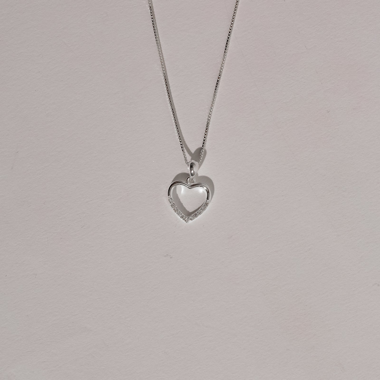 Colar pingente coração vazado metade cravejado 12mm 45cm