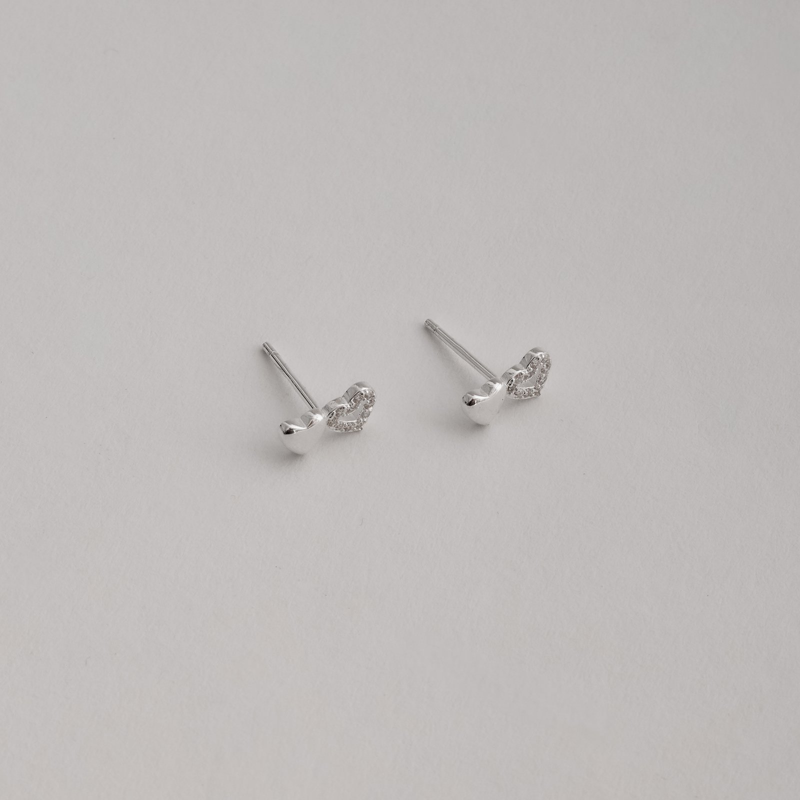 Conjunto brinco e colar corações liso e vazado cravejado 11mm 45cm