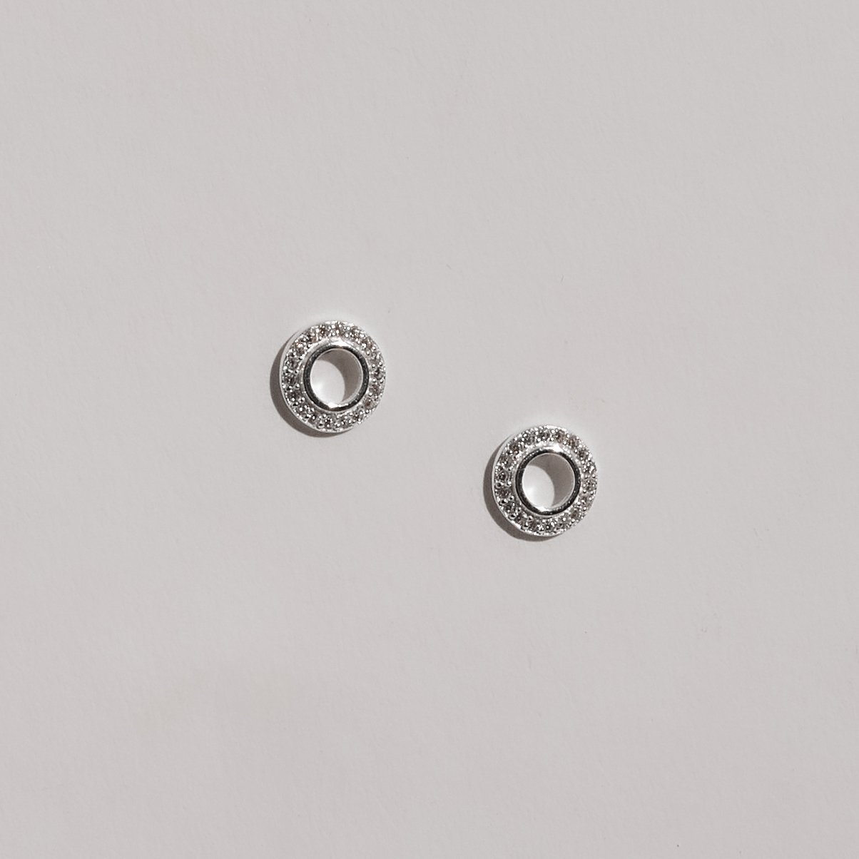 Conjunto brinco e colar círculo vazado com cravejado 9mm corrente cadeadinho 45cm