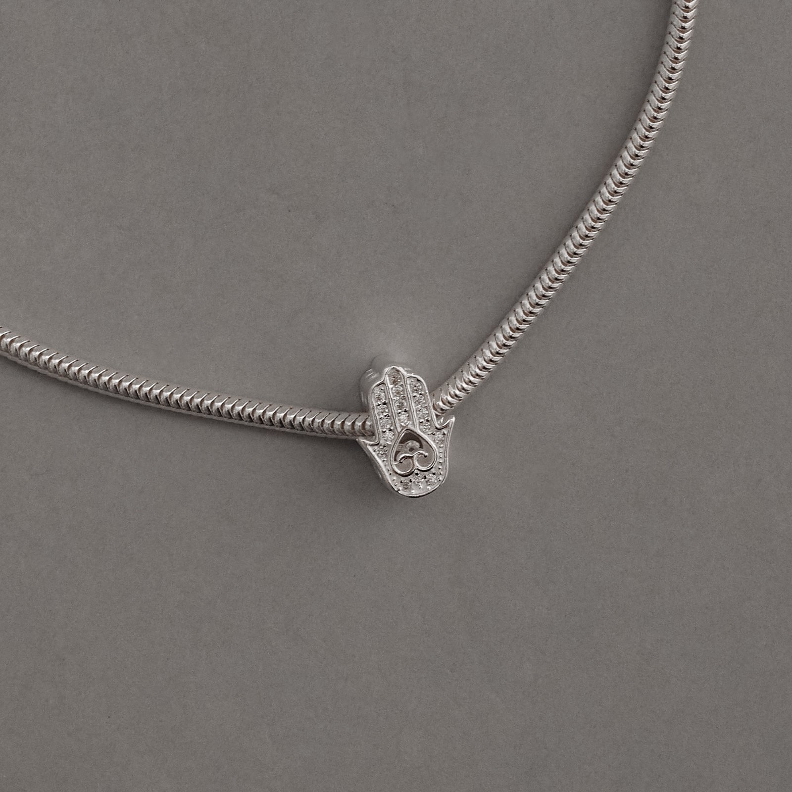Berloque separador mão cravejada 12mm