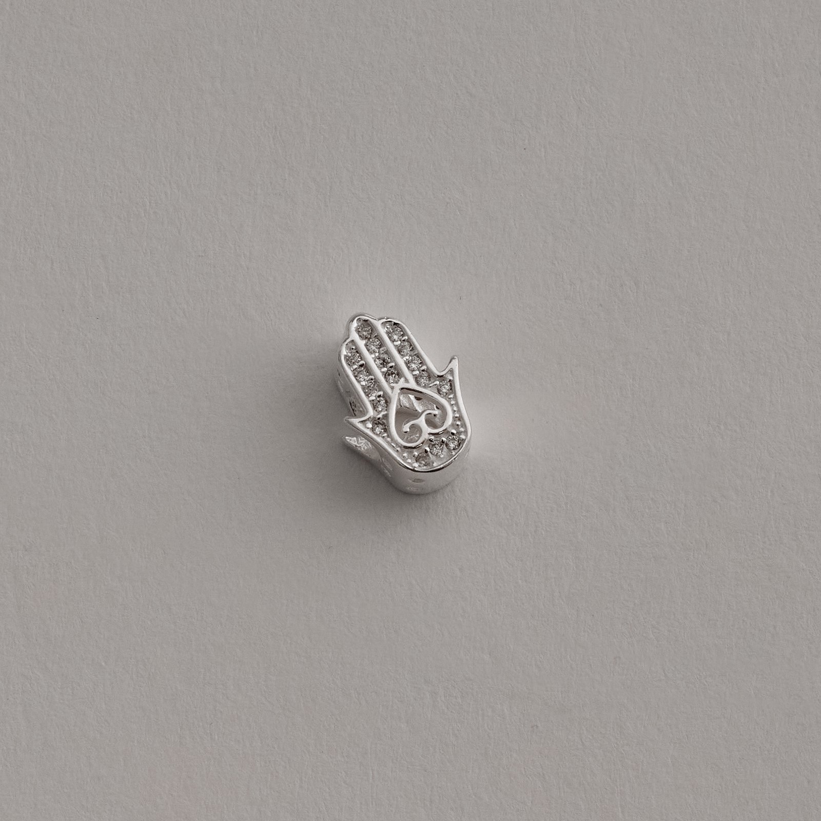 Berloque separador mão cravejada 12mm