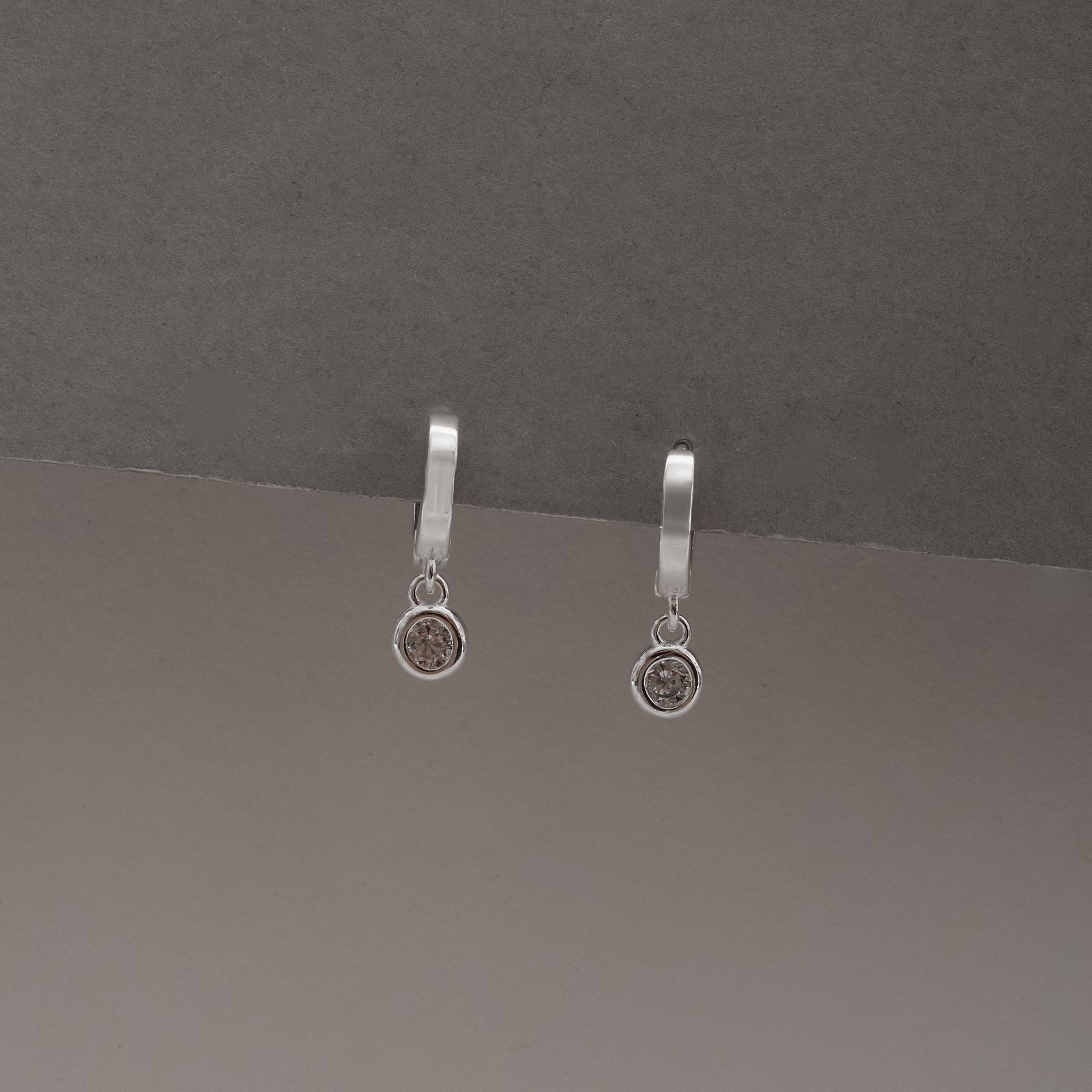 Argola click 10mm pingente zircônia 4mm cristal